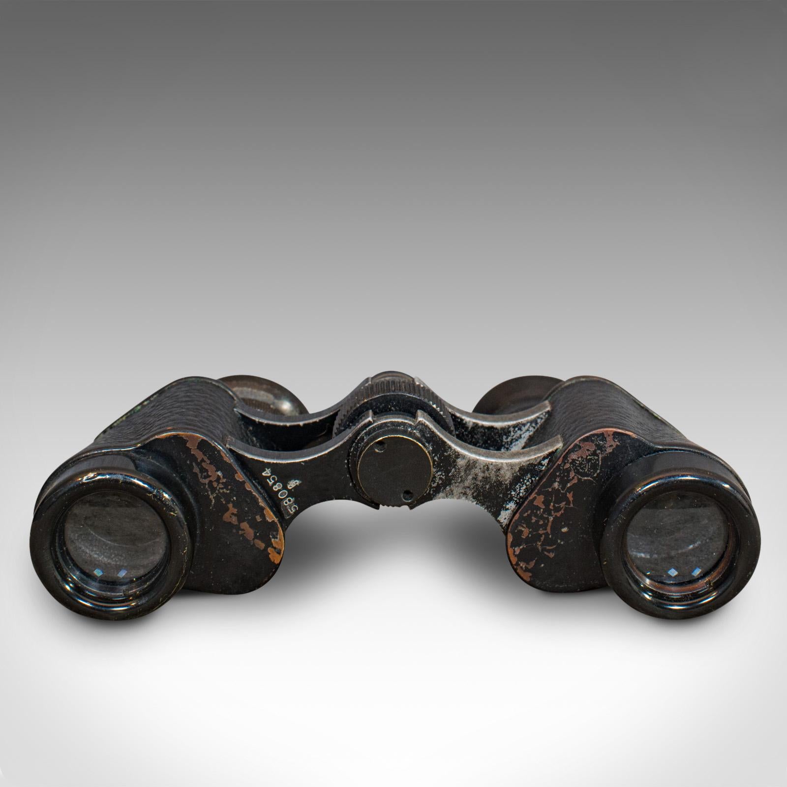 Questo è un binocolo antico. Un Neo Universal tedesco con ingrandimento 4,5x di CP Goerz di Berlino, risalente agli inizi del XX secolo, circa 1920.

Un delizioso binocolo di un ricercato specialista tedesco
Mostra una desiderabile patina