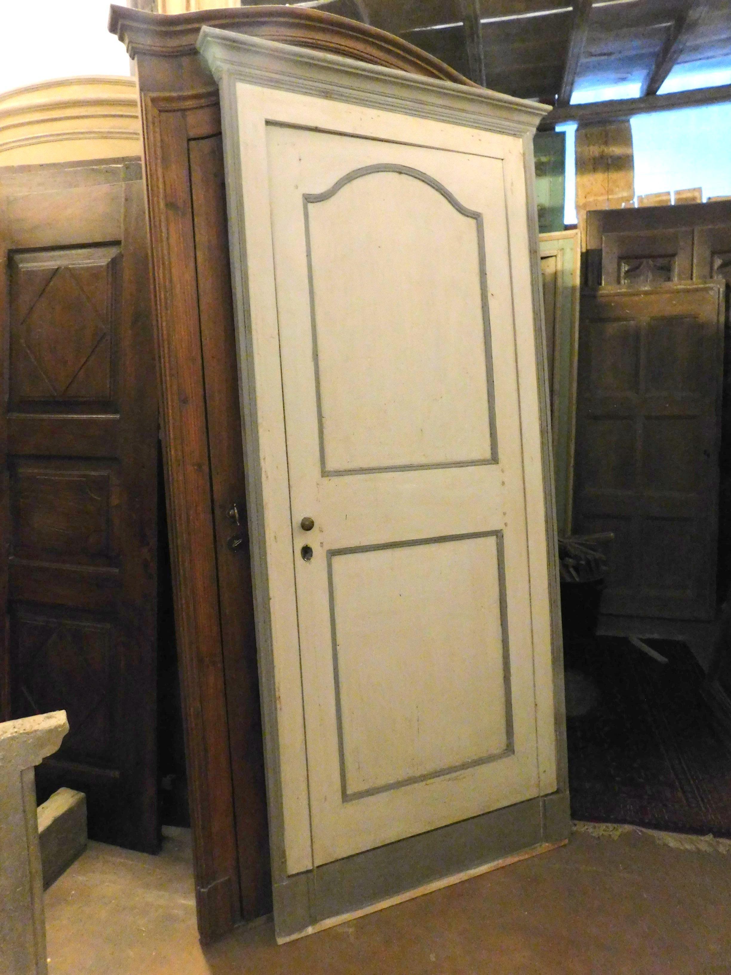 Antique Pair of Blue Gray Lacquered Doors, with Frame, 18th Century, Italy In Good Condition For Sale In Cuneo, Italy (CN)