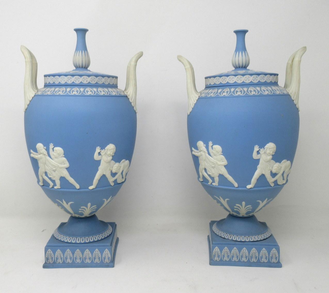 Une paire exquise et assez rare de vases en jaspe à fond bleu de Staffordshire Wedgwood:: de forme amphore et de proportions généreuses:: fermement attribués à John Flaxman Junior. Vers le premier quart du XIXe siècle:: peut-être un peu plus tôt.