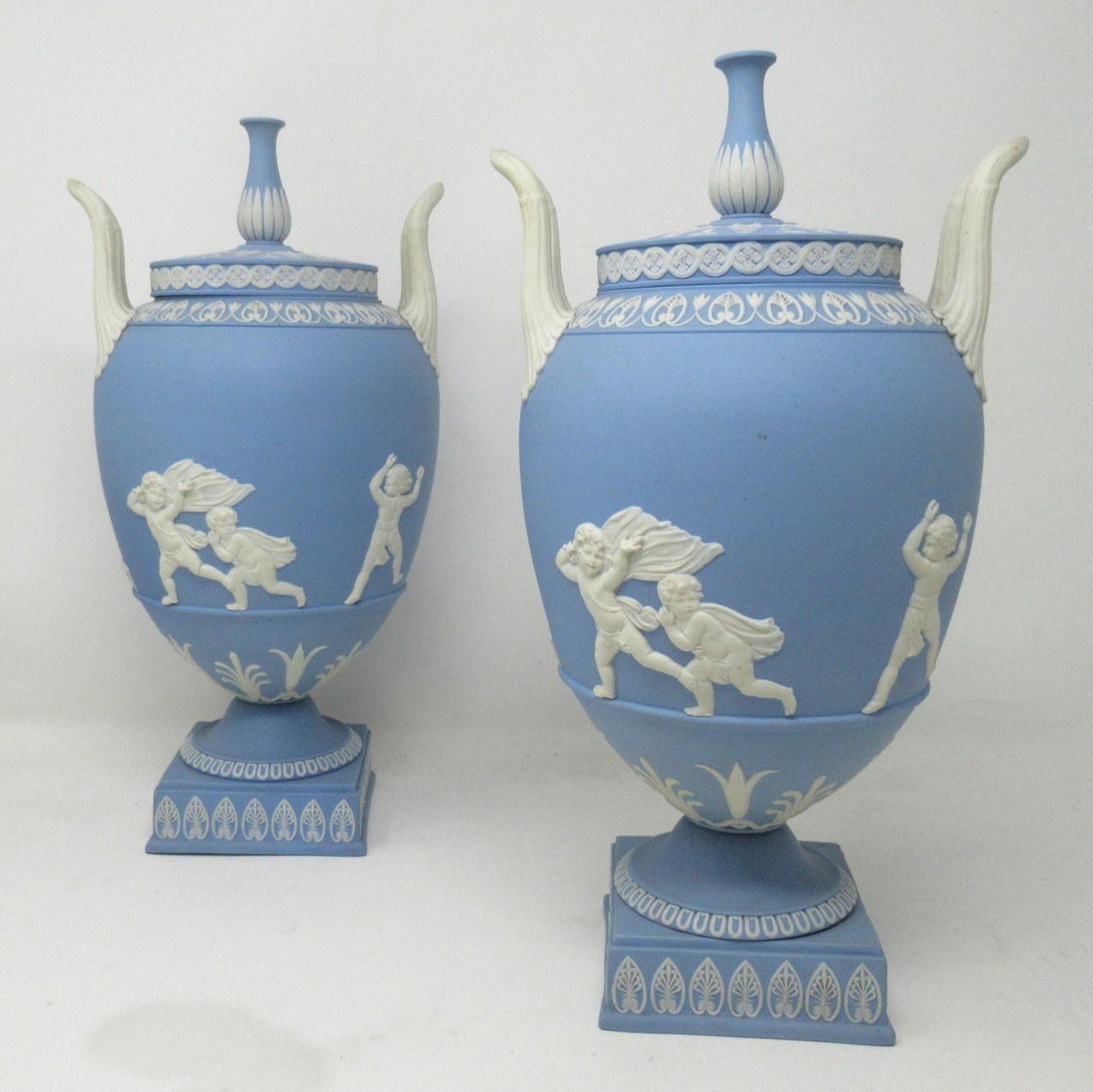 Néoclassique Antique Paire d'Urnes Céramique Bleue Wedgwood Jasperware Vases John Flaxman Cherubs