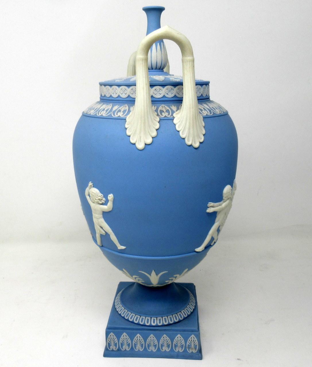 Anglais Antique Paire d'Urnes C�éramique Bleue Wedgwood Jasperware Vases John Flaxman Cherubs