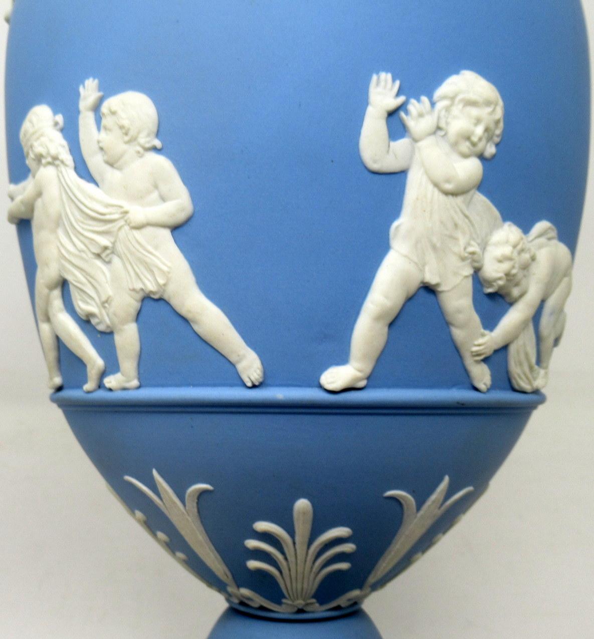XVIIIe siècle Antique Paire d'Urnes Céramique Bleue Wedgwood Jasperware Vases John Flaxman Cherubs