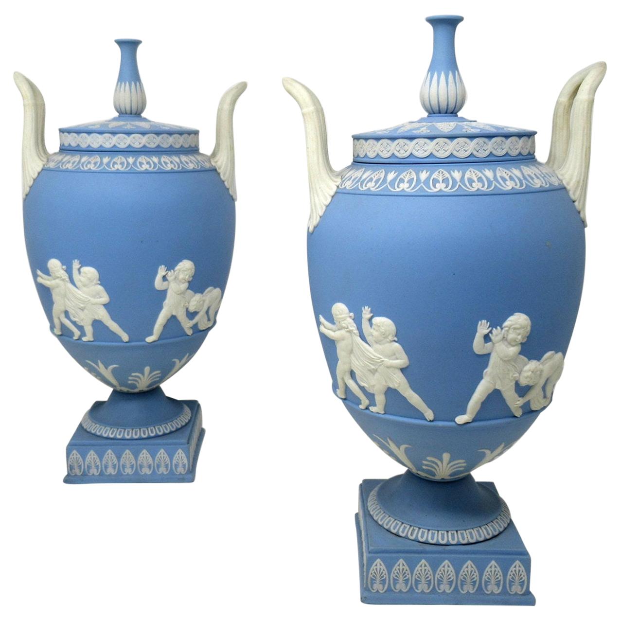 Antique Paire d'Urnes Céramique Bleue Wedgwood Jasperware Vases John Flaxman Cherubs