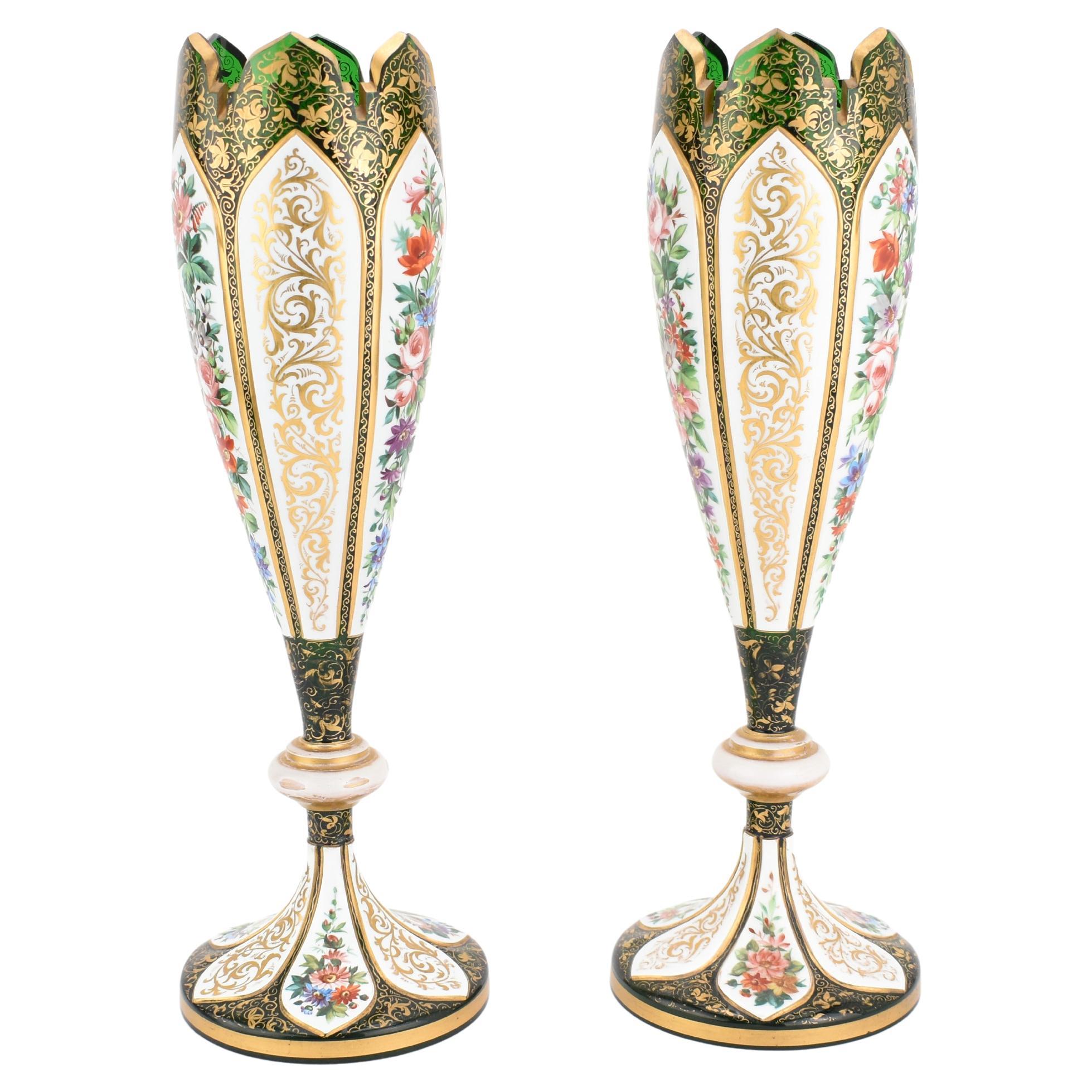 Émaillé Ancienne paire de vases de Bohème en verre doré recouvert de vert, 19ème siècle en vente