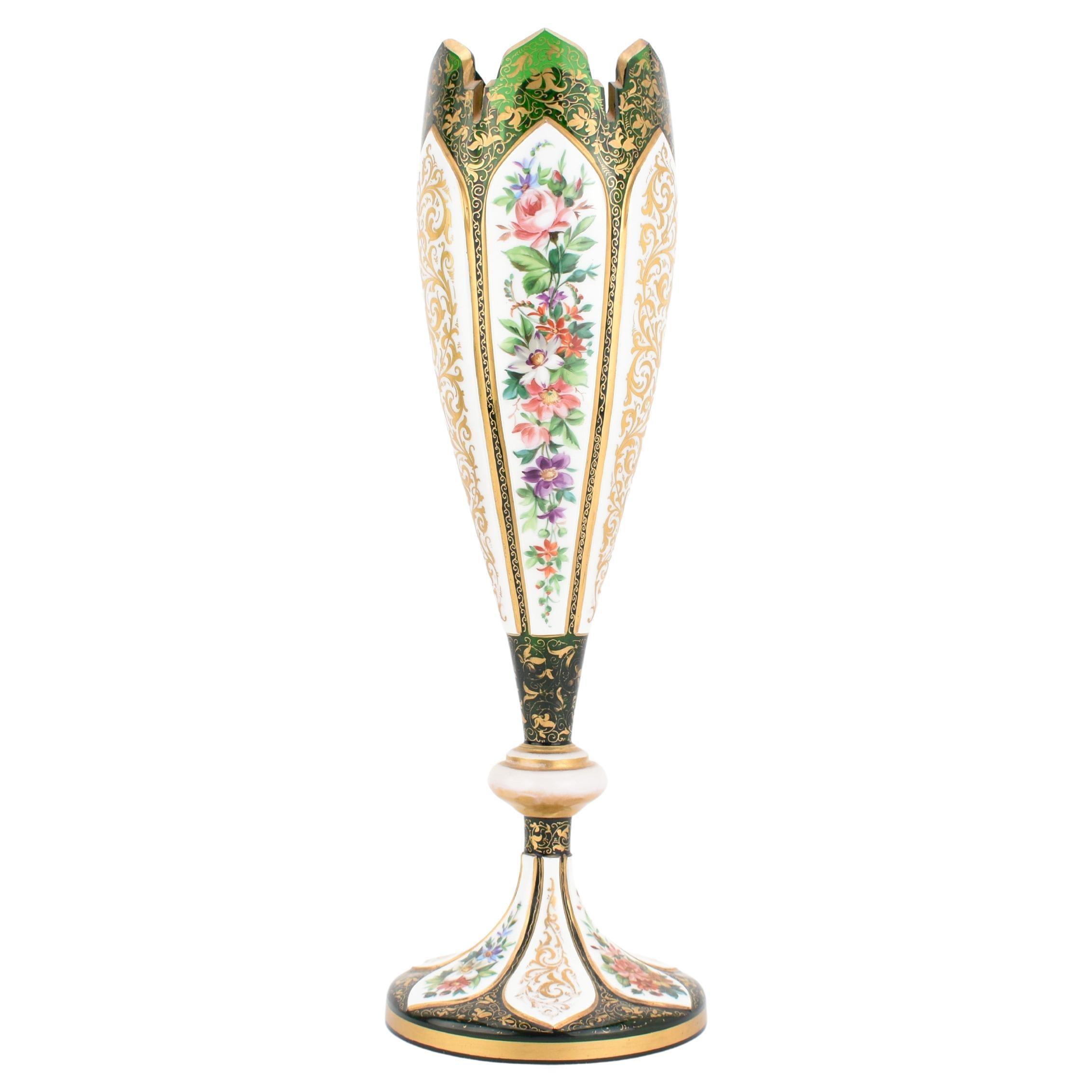 Ancienne paire de vases de Bohème en verre doré recouvert de vert, 19ème siècle Bon état - En vente à Rostock, MV