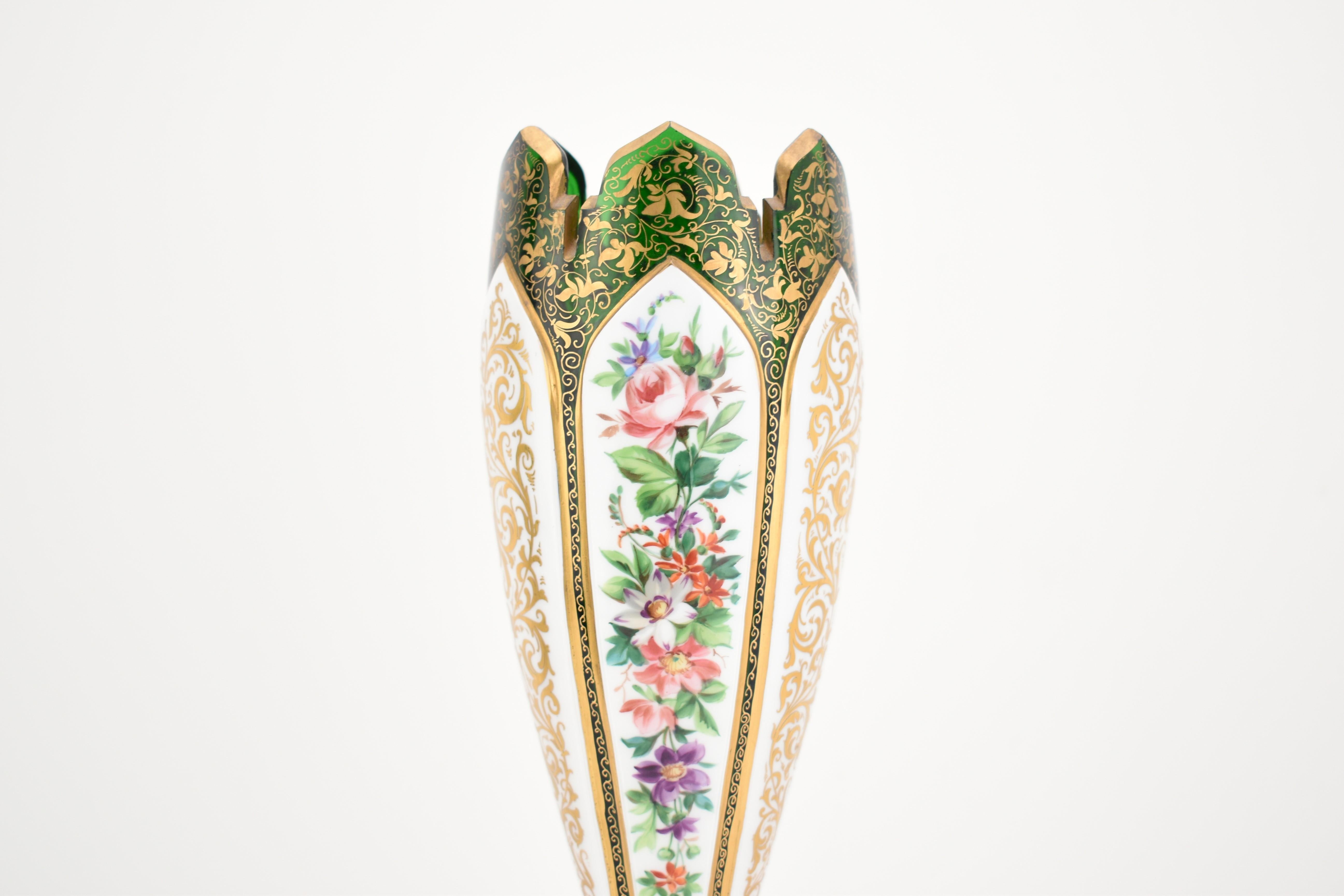 XIXe siècle Ancienne paire de vases de Bohème en verre doré recouvert de vert, 19ème siècle en vente