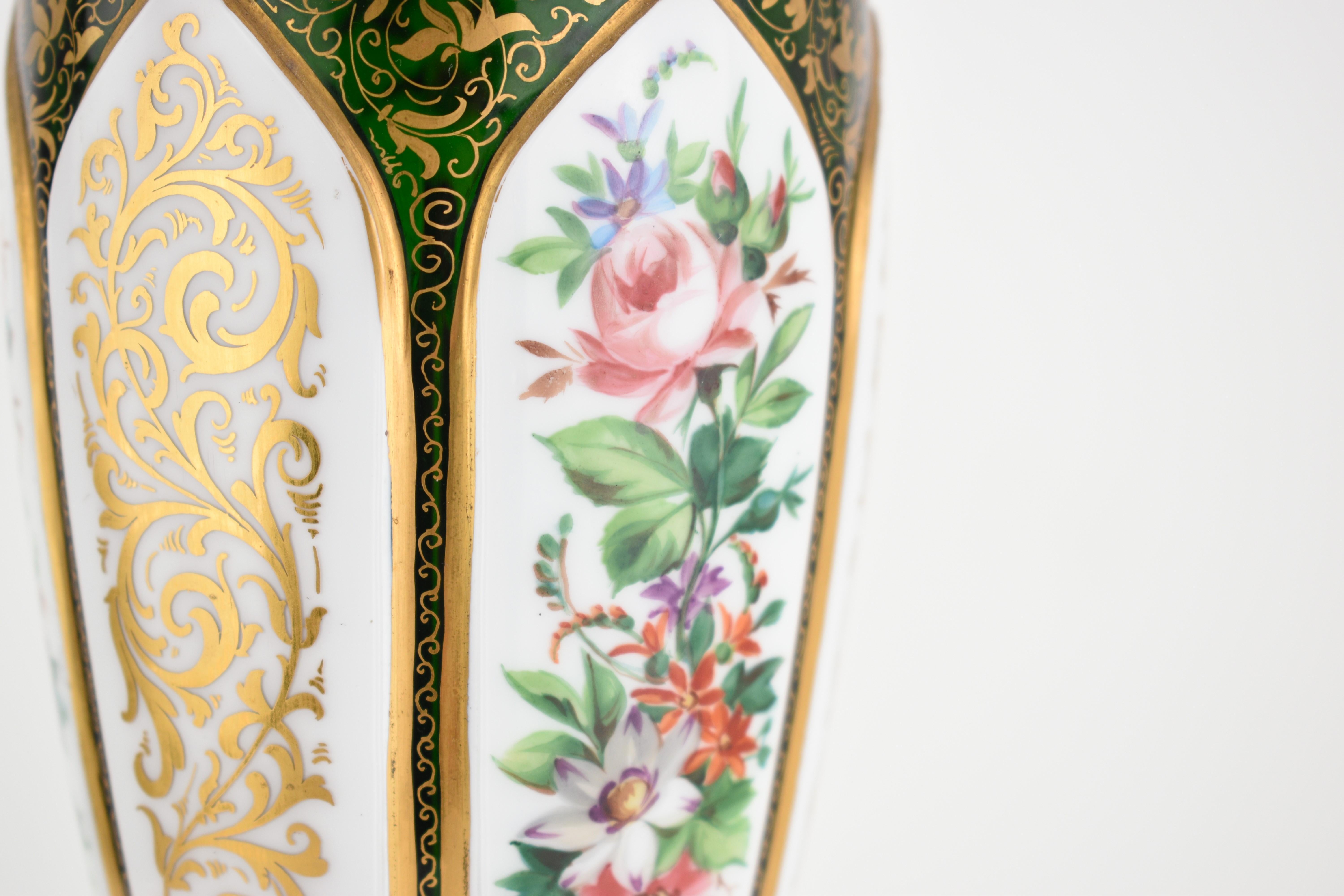 Ancienne paire de vases de Bohème en verre doré recouvert de vert, 19ème siècle en vente 1