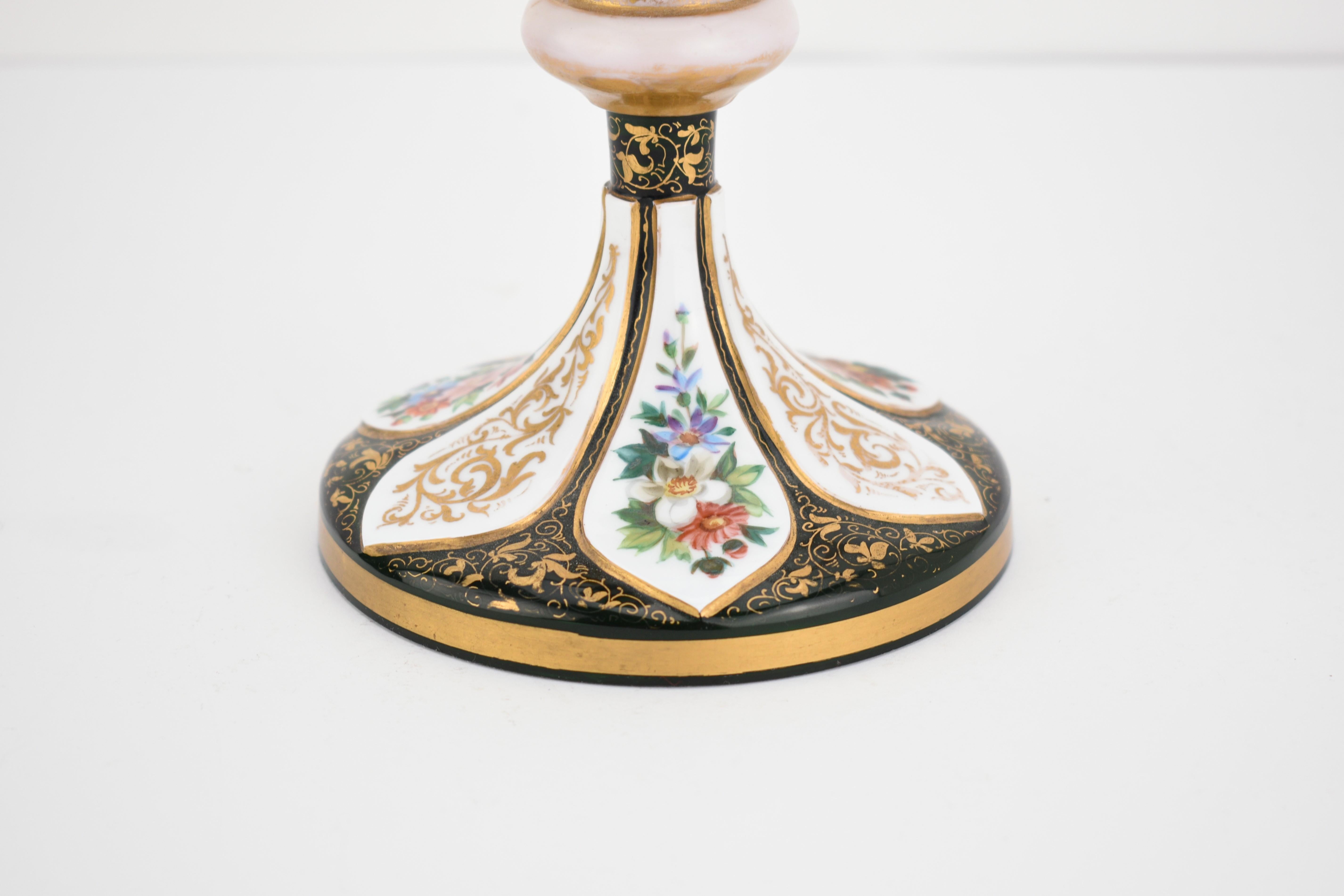 Ancienne paire de vases de Bohème en verre doré recouvert de vert, 19ème siècle en vente 2