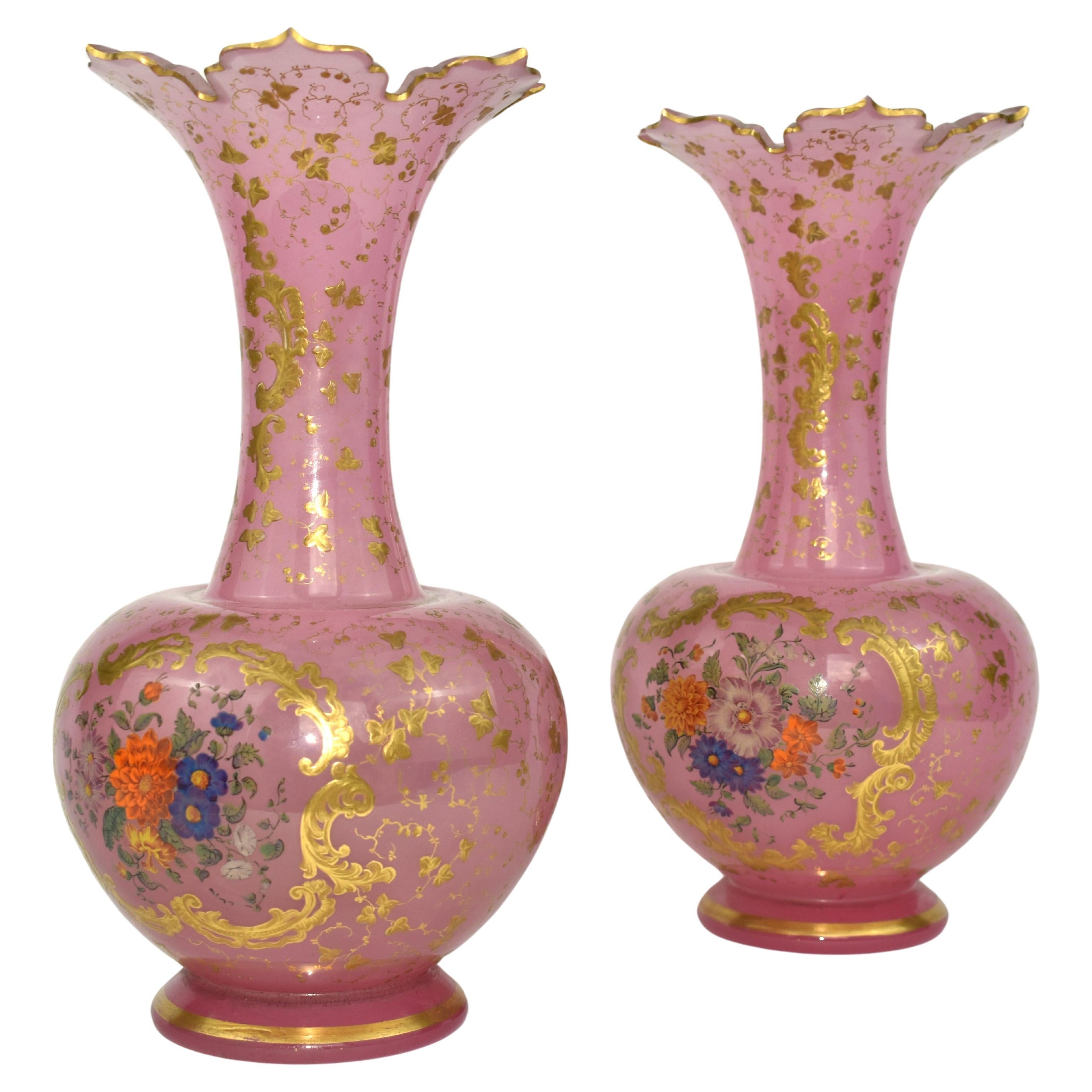Ein außergewöhnliches Paar Vasen aus emailliertem Opalglas

Runder Korpus, rundum reich handbemalt mit Emailledekoration aus Blumensträußen und vergoldeten Schnecken

schön geschliffener und vergoldeter Rand

Bohemia, um 1860