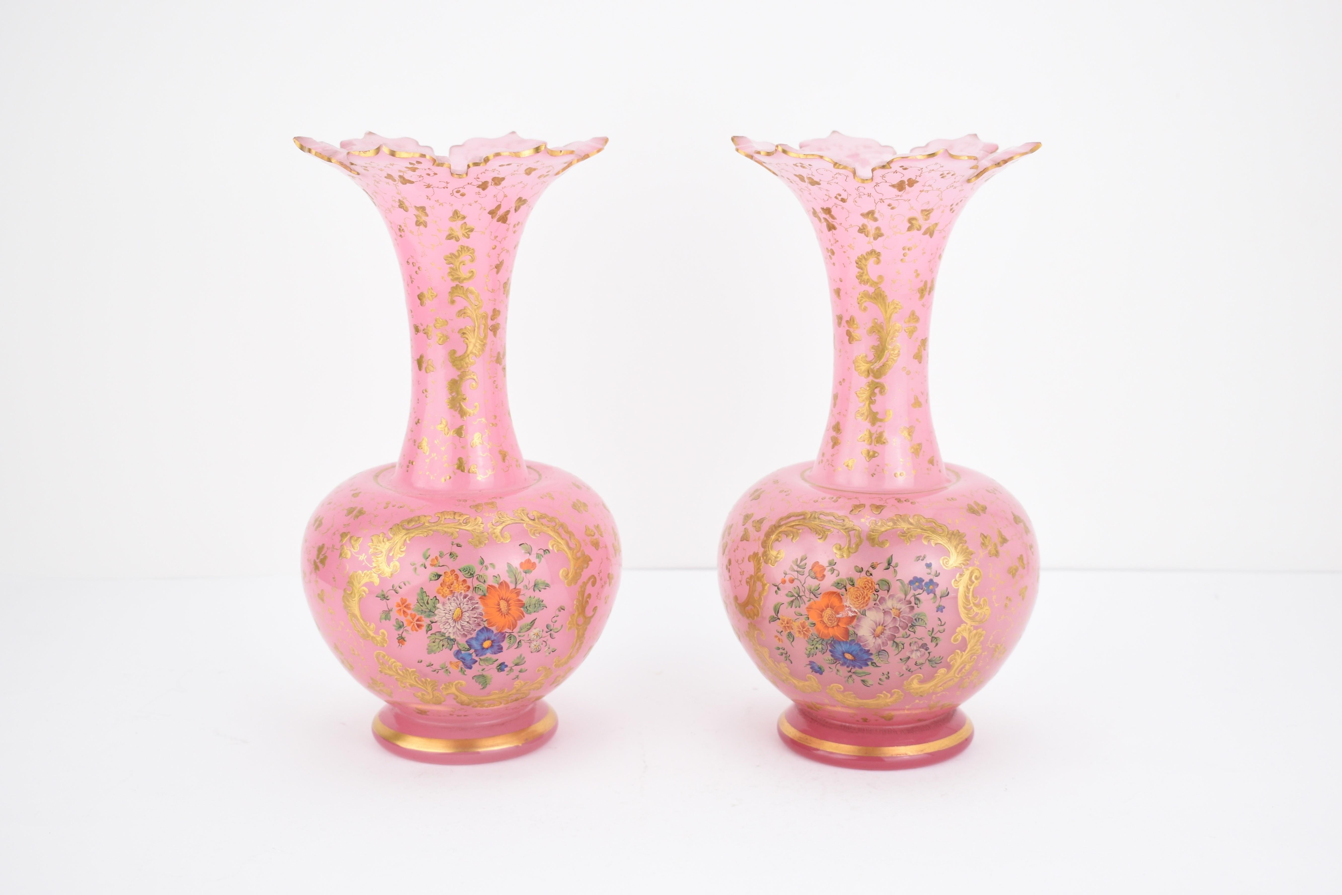 Un'eccezionale coppia di vasi in vetro opalino smaltato

Corpo circolare riccamente dipinto a mano su tutto il perimetro con decorazioni a smalto di bouquet e volute dorate.

bordo splendidamente tagliato e dorato

Boemia, 1860 circa