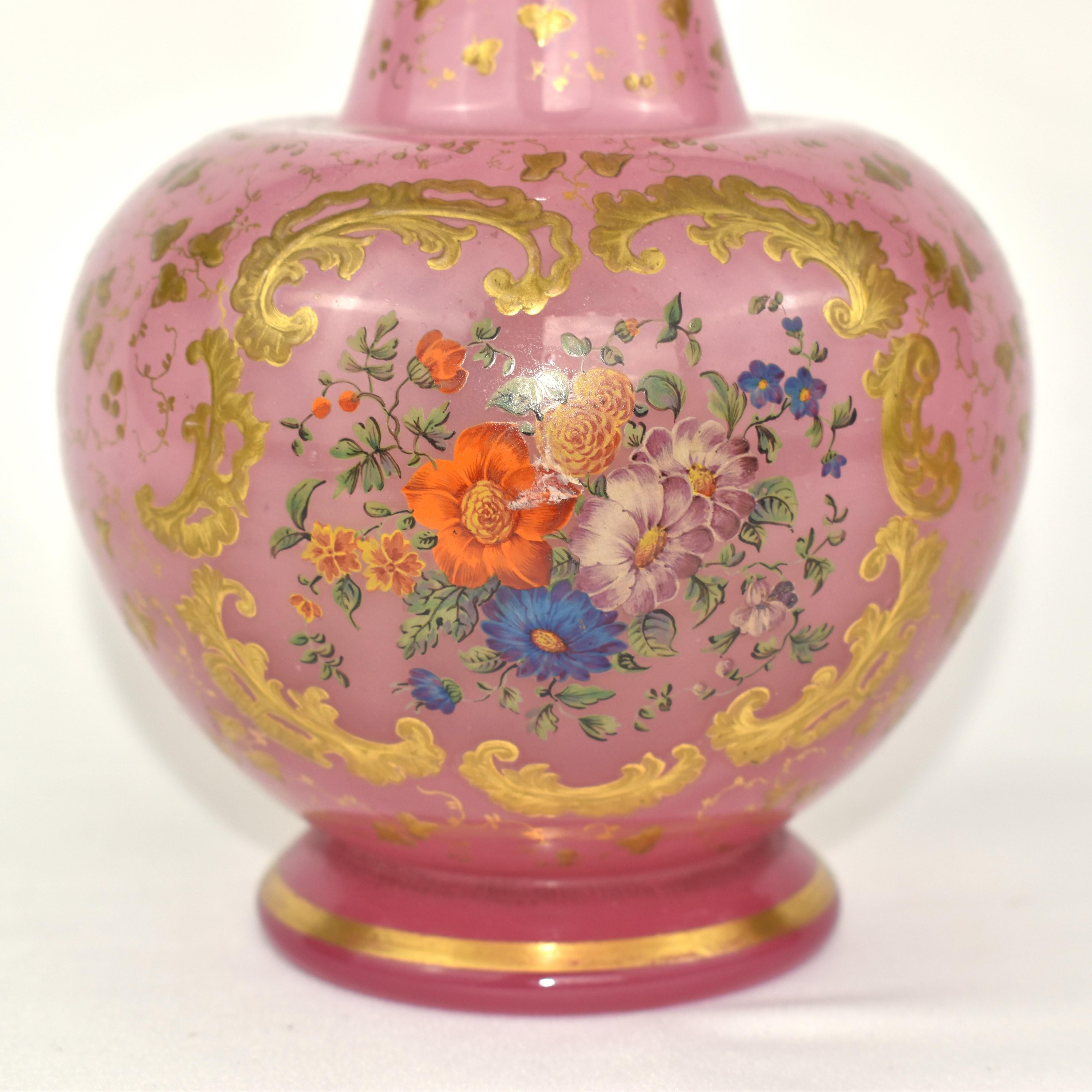 Paire d'anciennes  Vases en verre émaillé opalin de Bohème, XIXe siècle en vente 2