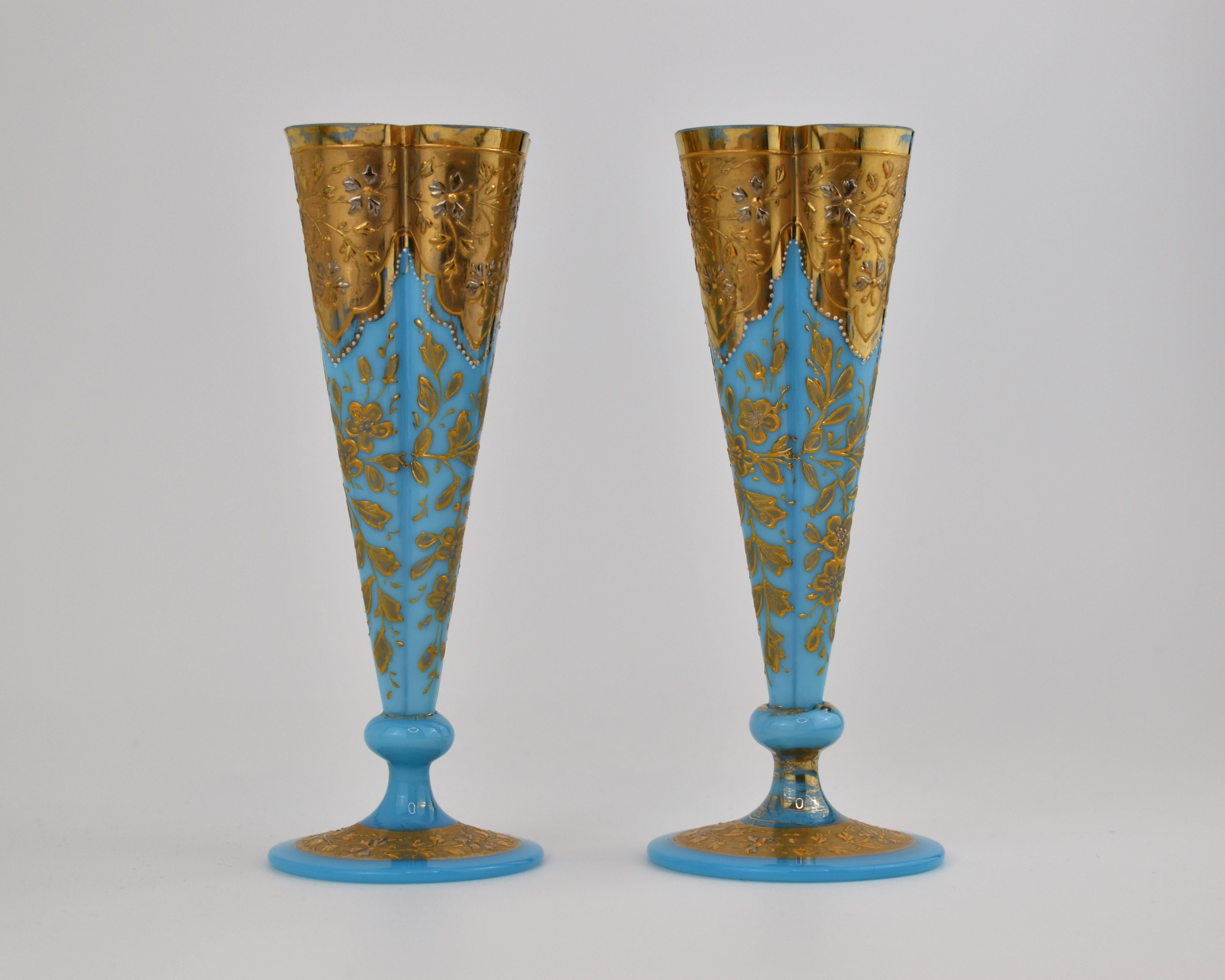 Paire de vases anciens en verre opalin bleu turquoise de haute qualité avec des bords ondulés

Peint à la main sur tout le pourtour avec des décorations en émail et en or 24k mat et bruni

Bohemia, Moser fin du 19e siècle.