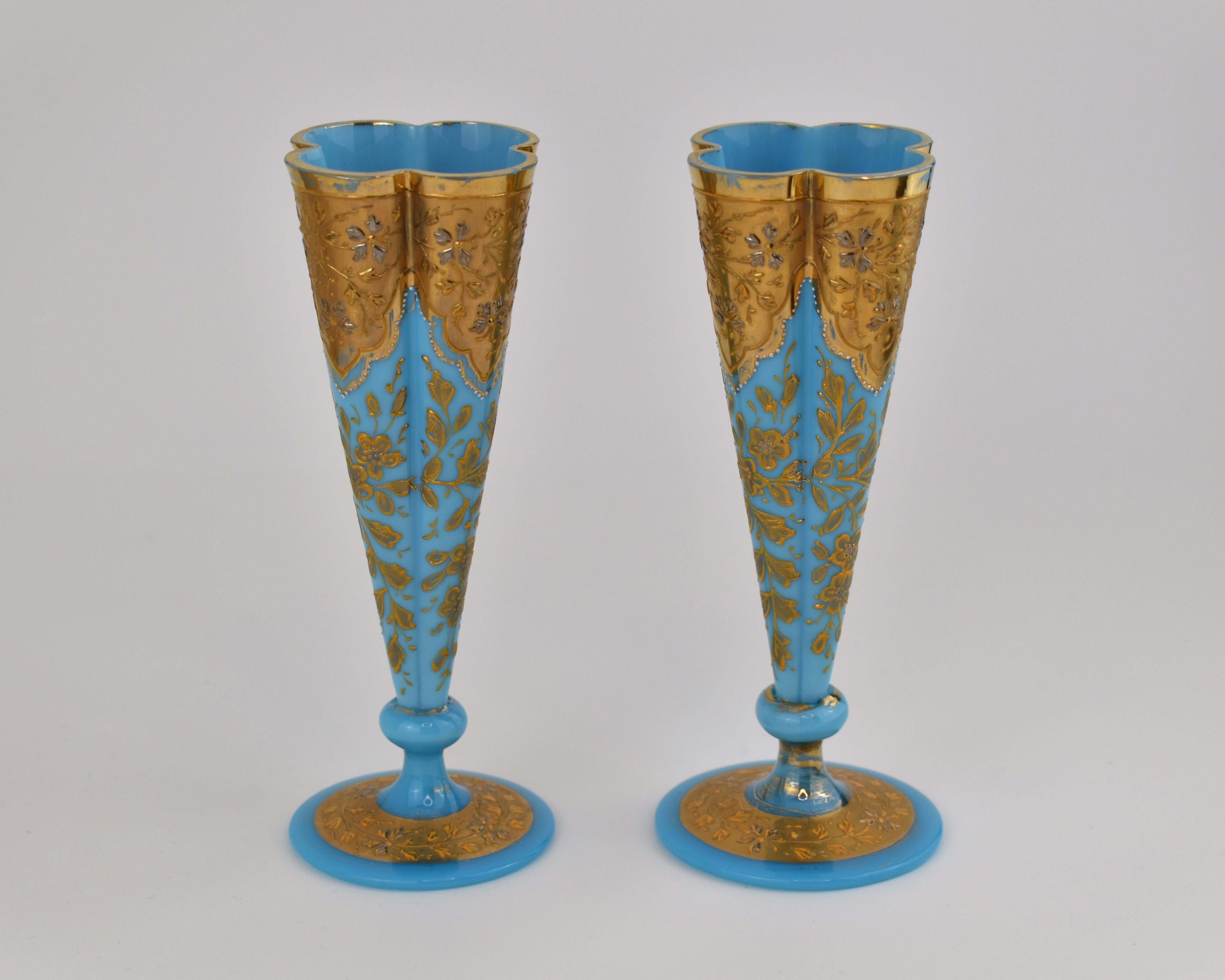 Doré Paire de vases de Bohème en verre émaillé opalin, Moser 19ème siècle en vente