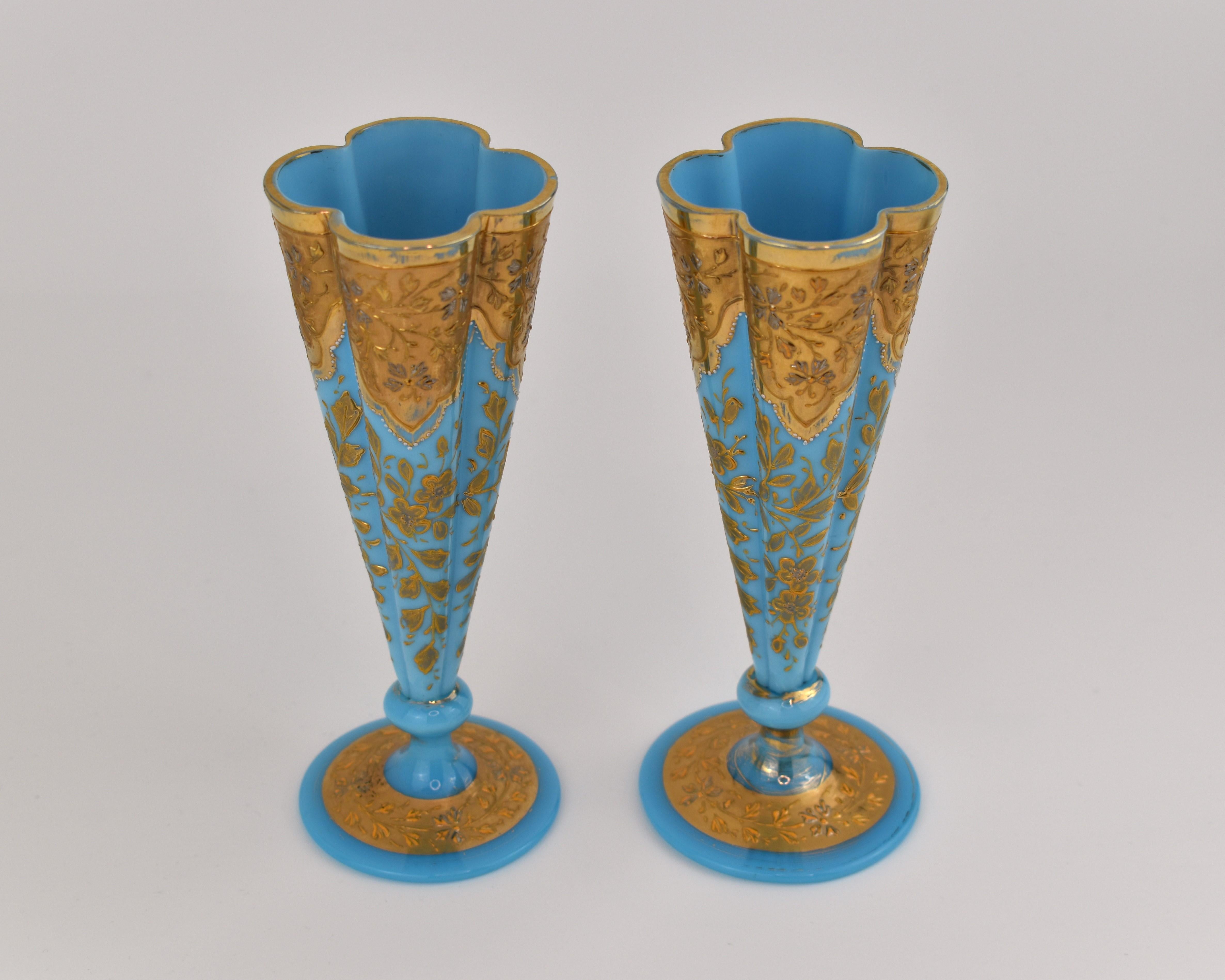 Paire de vases de Bohème en verre émaillé opalin, Moser 19ème siècle Bon état - En vente à Rostock, MV