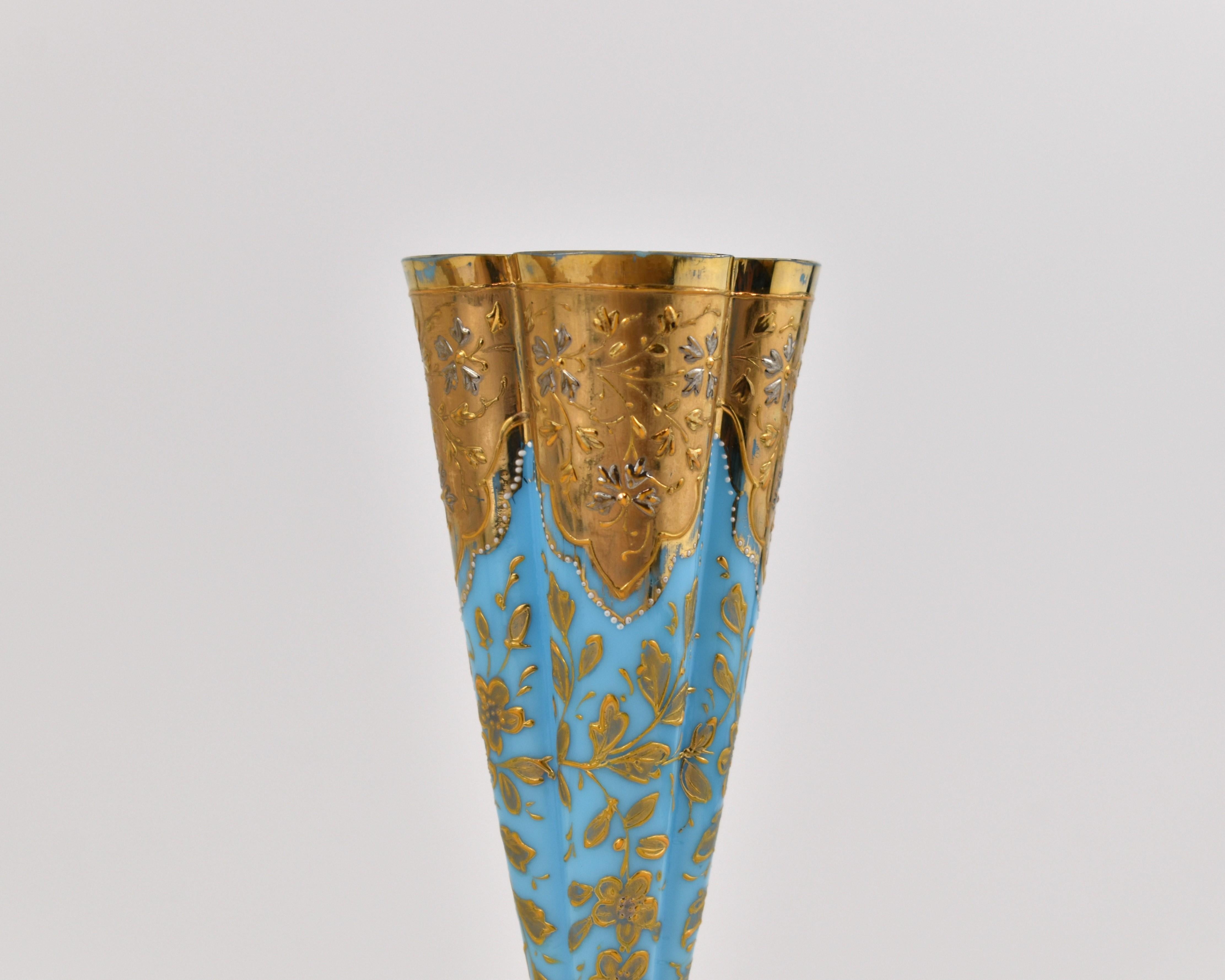 XIXe siècle Paire de vases de Bohème en verre émaillé opalin, Moser 19ème siècle en vente