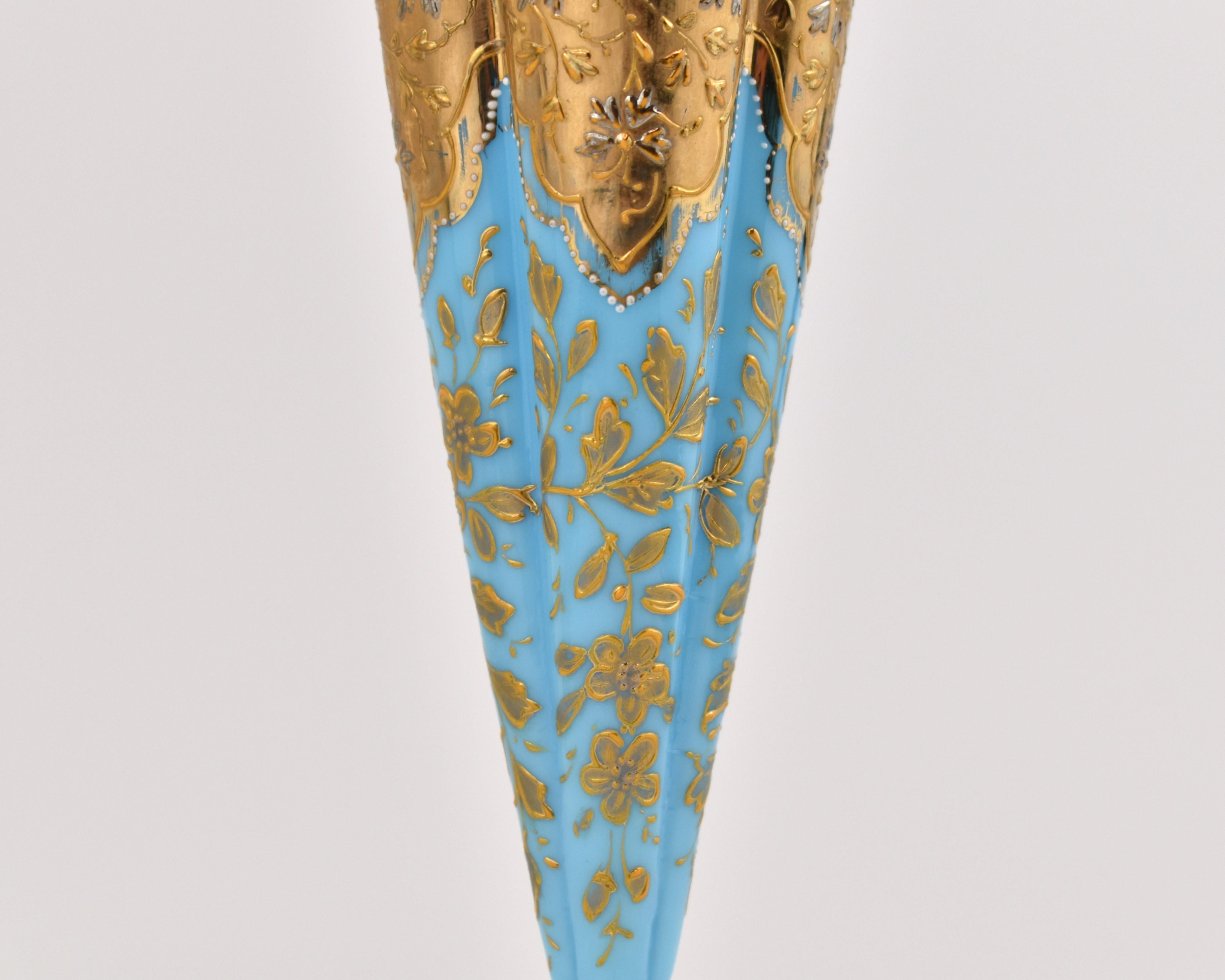 Émail Paire de vases de Bohème en verre émaillé opalin, Moser 19ème siècle en vente