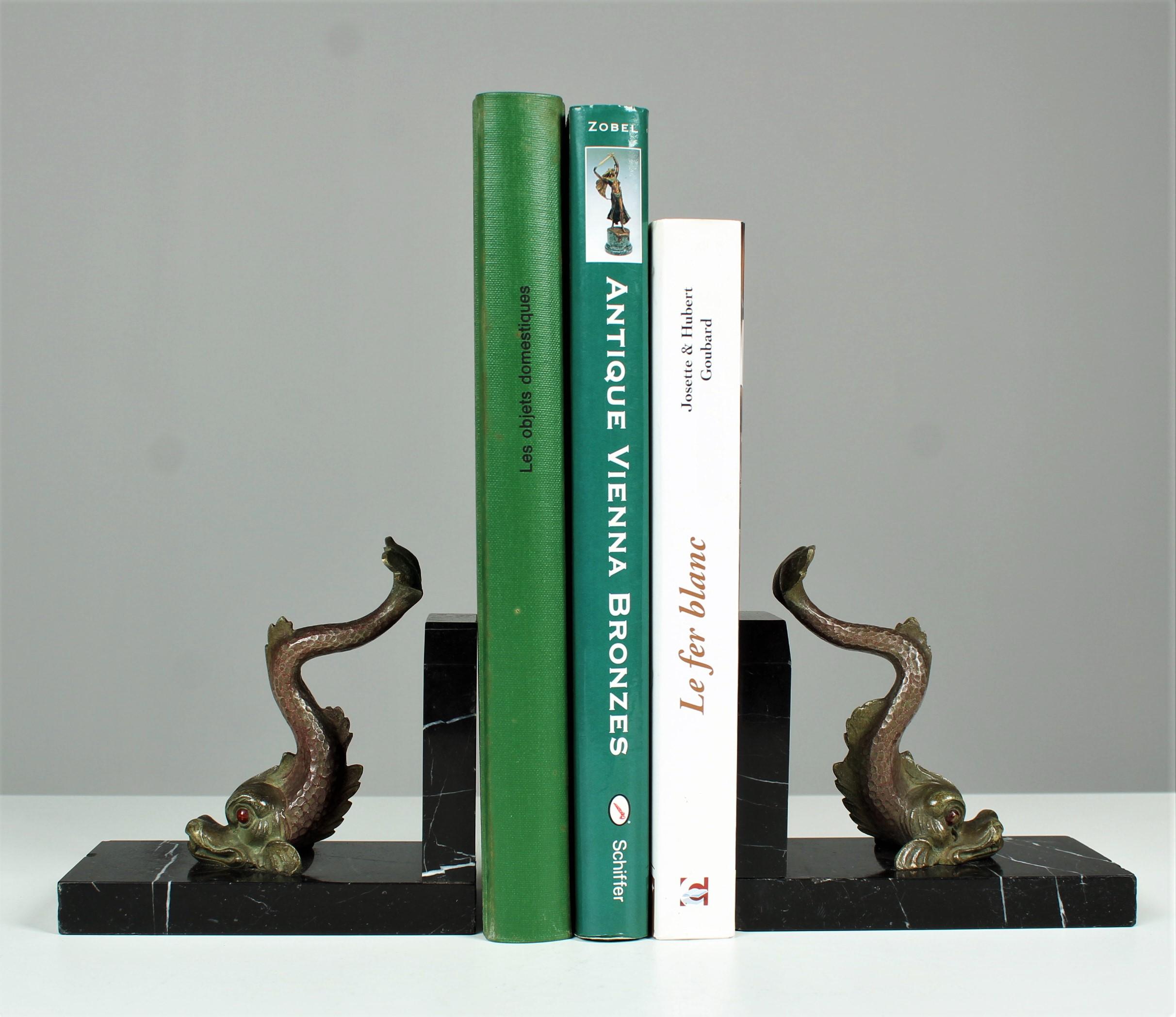 A great pair of bronze bookends on a marble base. 
Depicted are each a fish centered on the marble bookend. The bronze is beautifully crafted and the eyes are painted.
Probably France, second half of the 19th century.

.