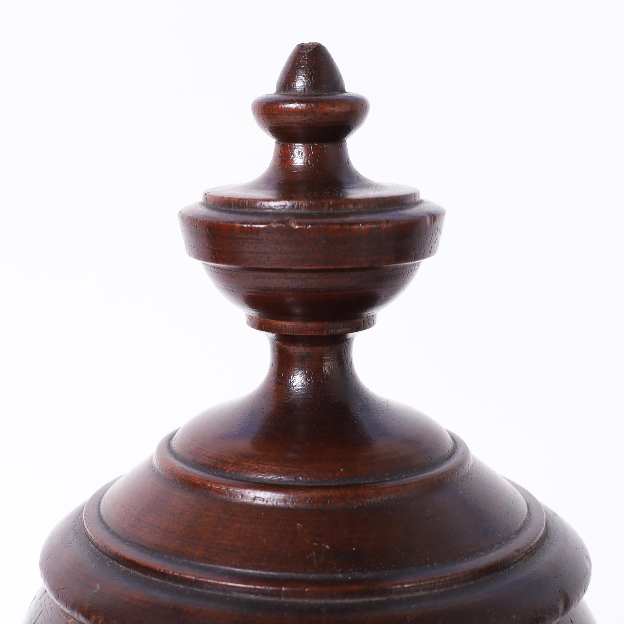 Inglese Coppia di urne con coperchio in stile British Colonial per Coloni in vendita