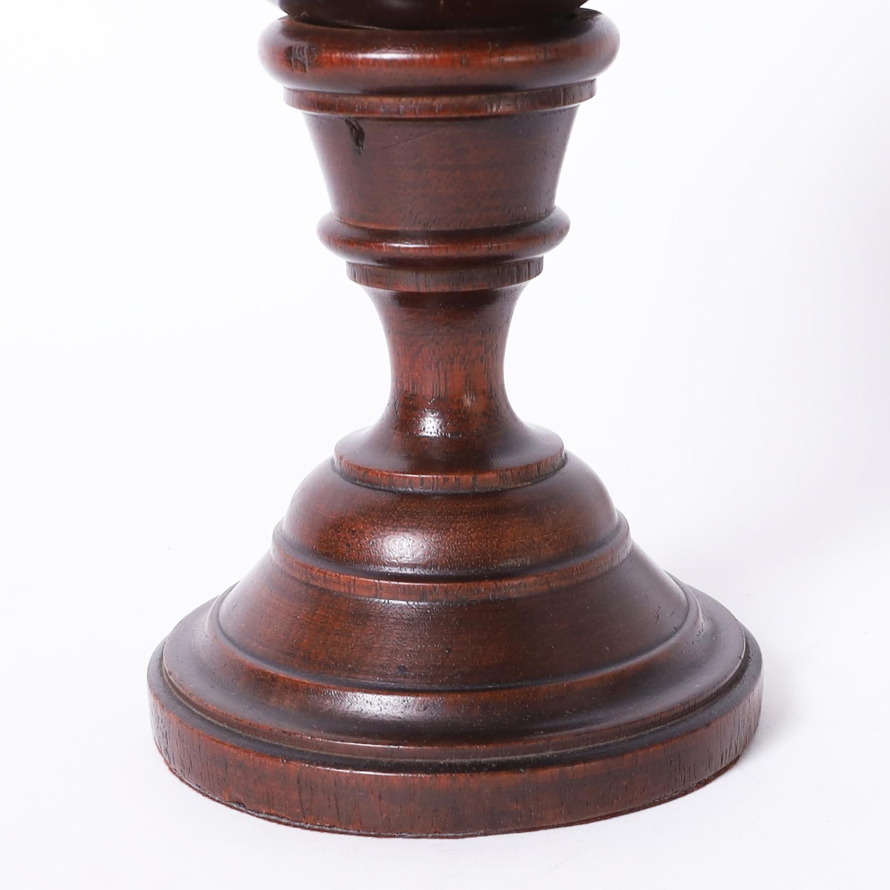 Coppia di urne con coperchio in stile British Colonial per Coloni In condizioni buone in vendita a Palm Beach, FL