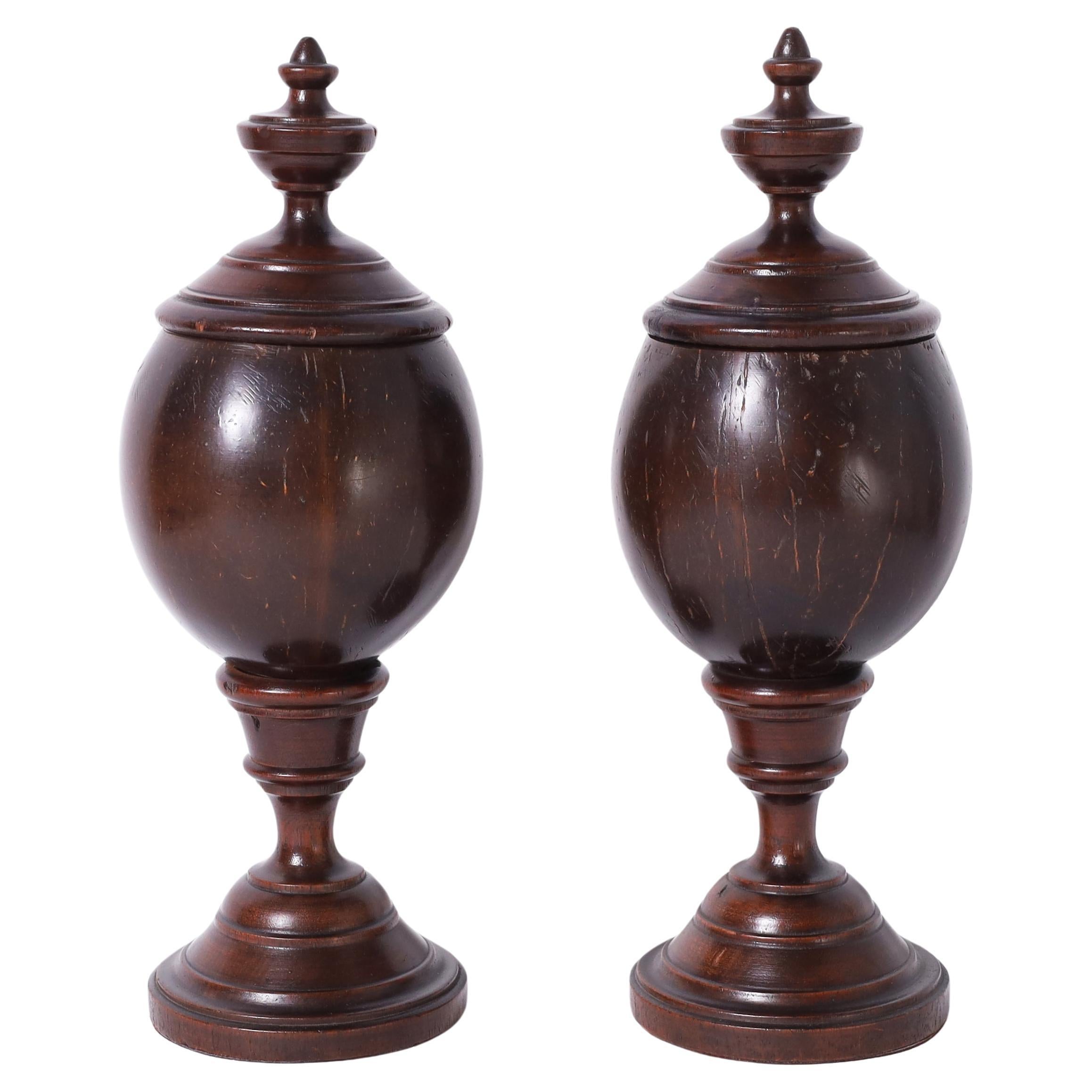 Coppia di urne con coperchio in stile British Colonial per Coloni in vendita