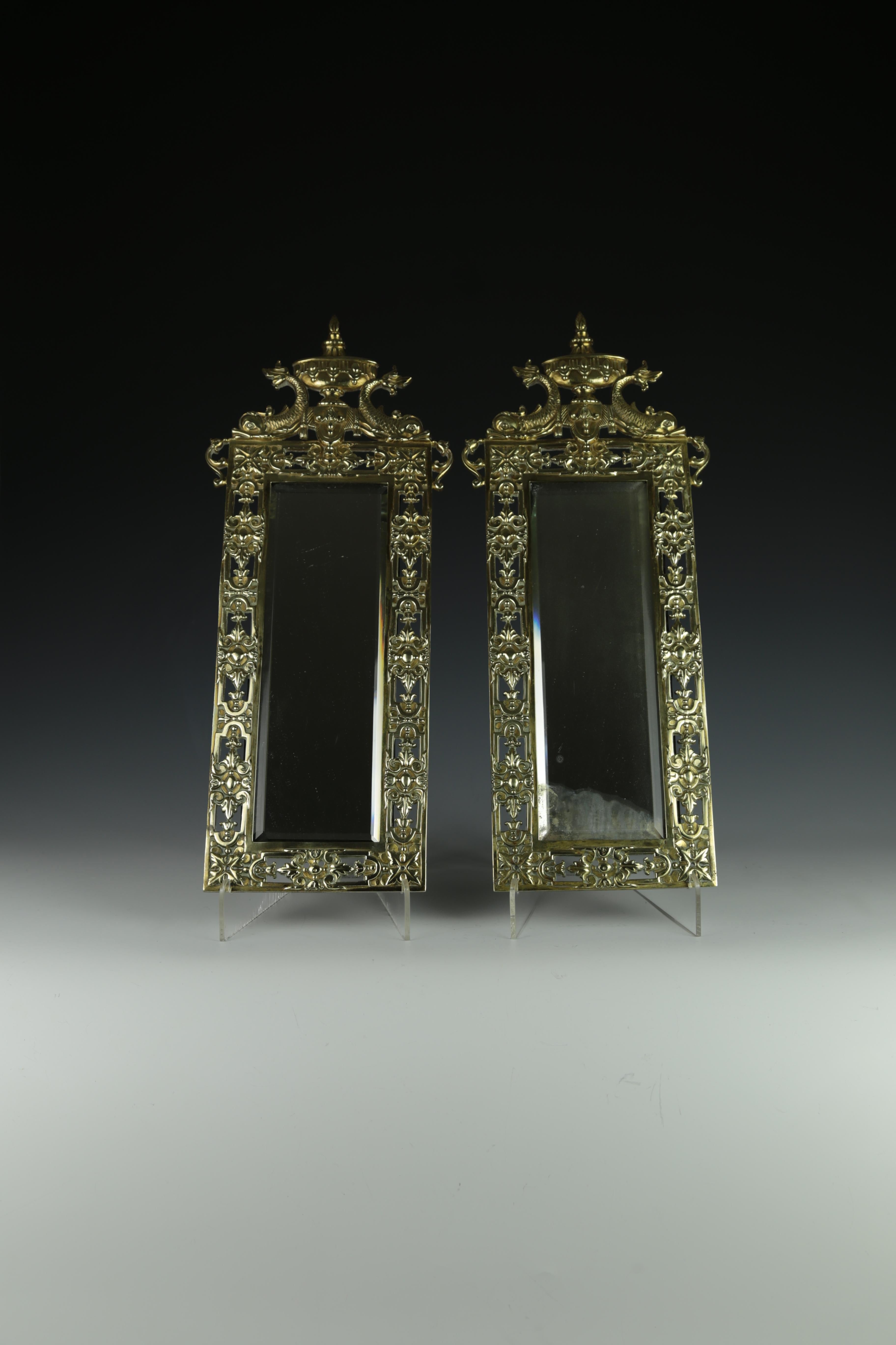 Paire de miroirs muraux victoriens anciens

Cette étonnante paire de grands et minces miroirs muraux britanniques date de l'époque victorienne (1837-1901). Ces miroirs illustrent le savoir-faire et l'élégance artistique de l'époque, avec des motifs