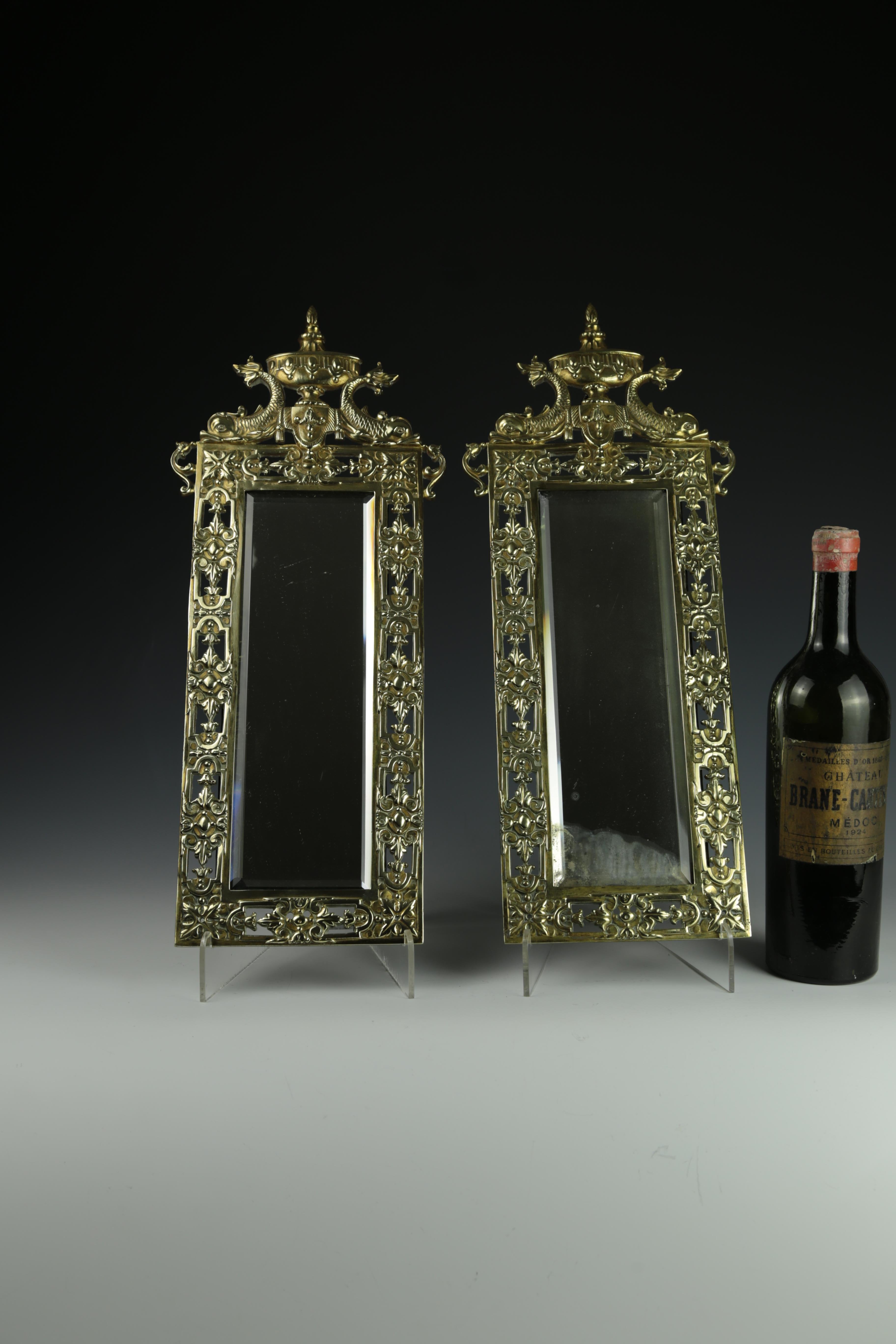 Laiton Ancienne paire de miroirs muraux victoriens britanniques en vente