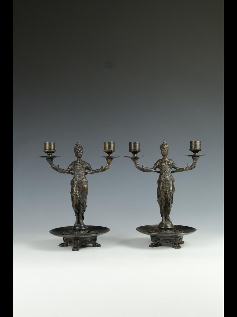 Paire de candélabres anciens en bronze de déesses d'Athènes par F. Souchal, Paris (vers 1850)

Fabriquée par l'estimé F. Souchal de Paris, cette exquise paire de candélabres en bronze est sculptée à l'image d'Athéna, la déesse grecque de la sagesse