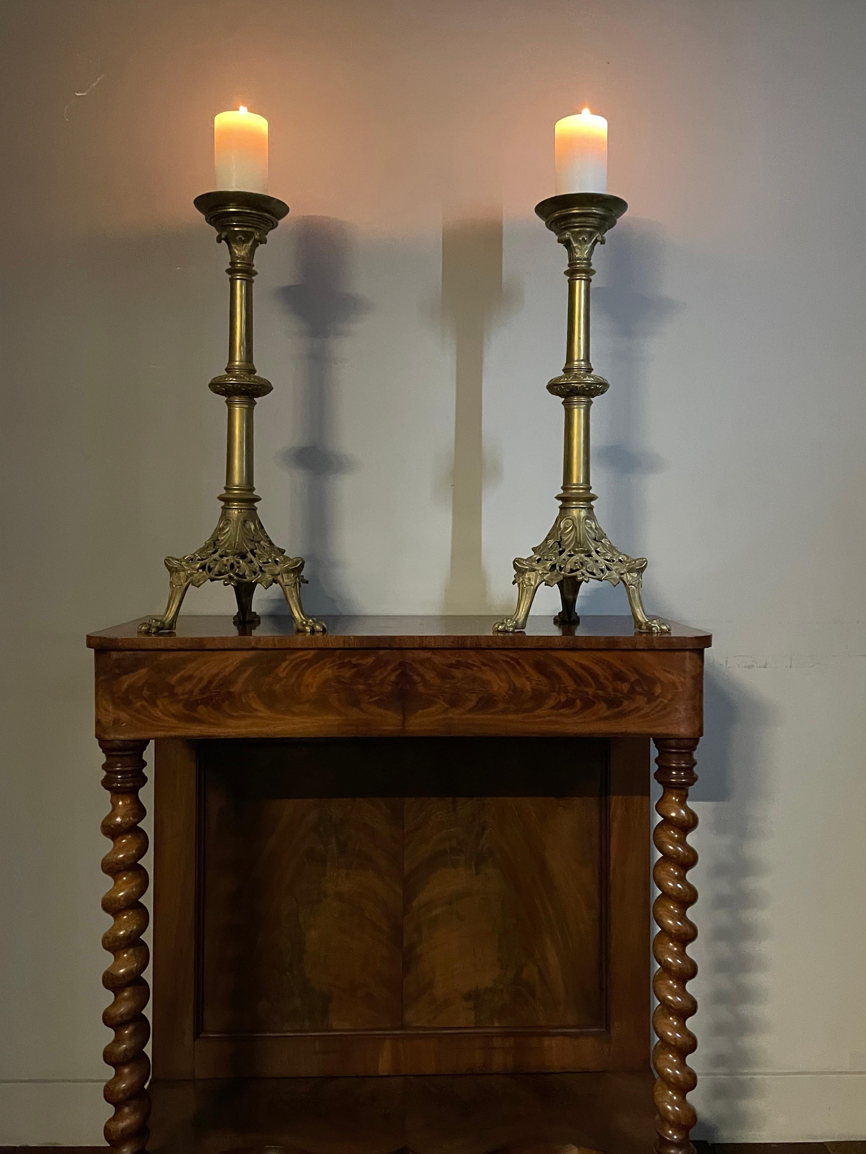 Antike Paar Bronze Gothic Revival Church Altar Kerzenständer / Kerzenhalter (Metall) im Angebot