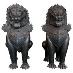 Paire antique de chiens Foo debout en bronze de style khmer