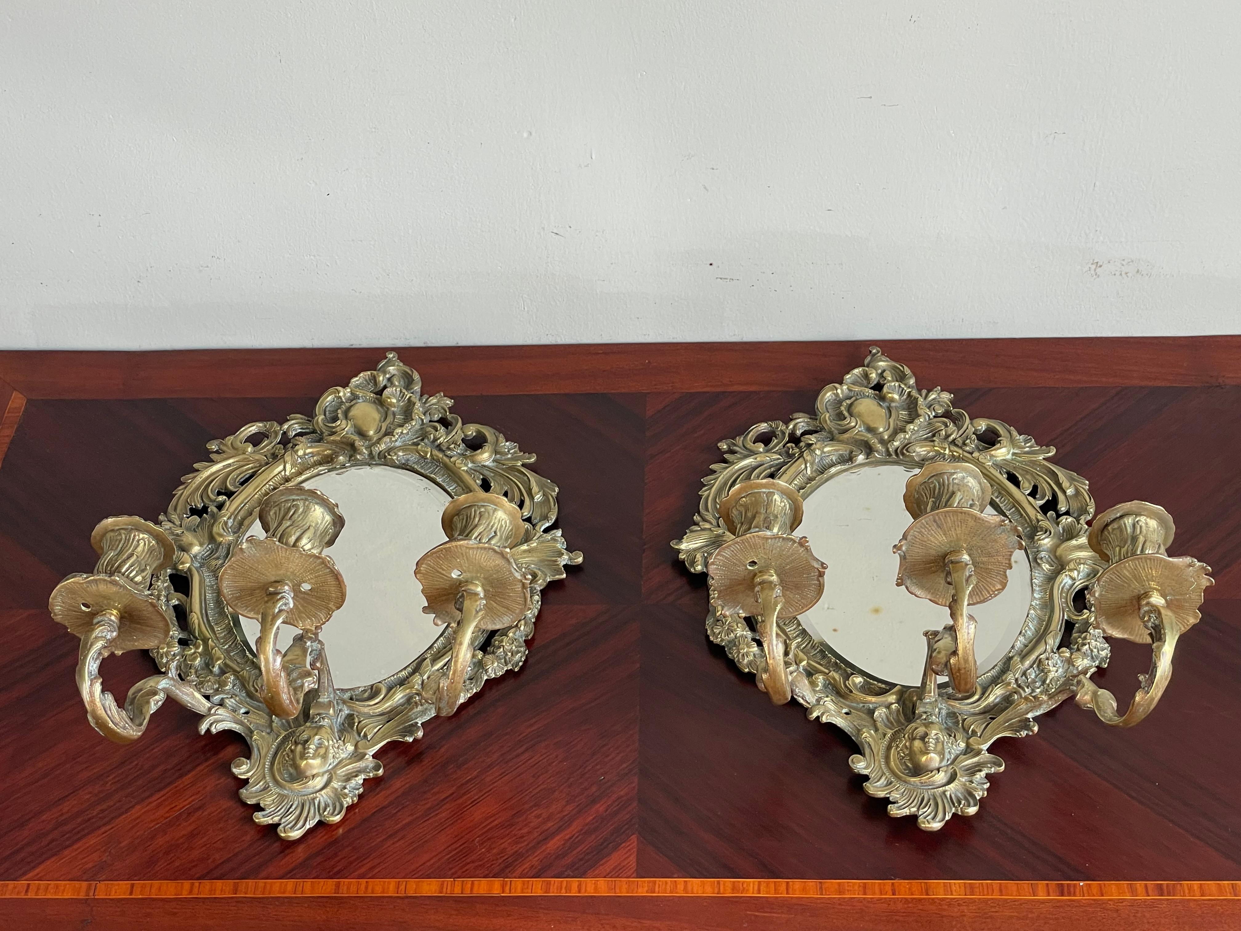 Paire de candélabres muraux anciens en bronze. Miroirs biseautés et masque de déesses en vente 4