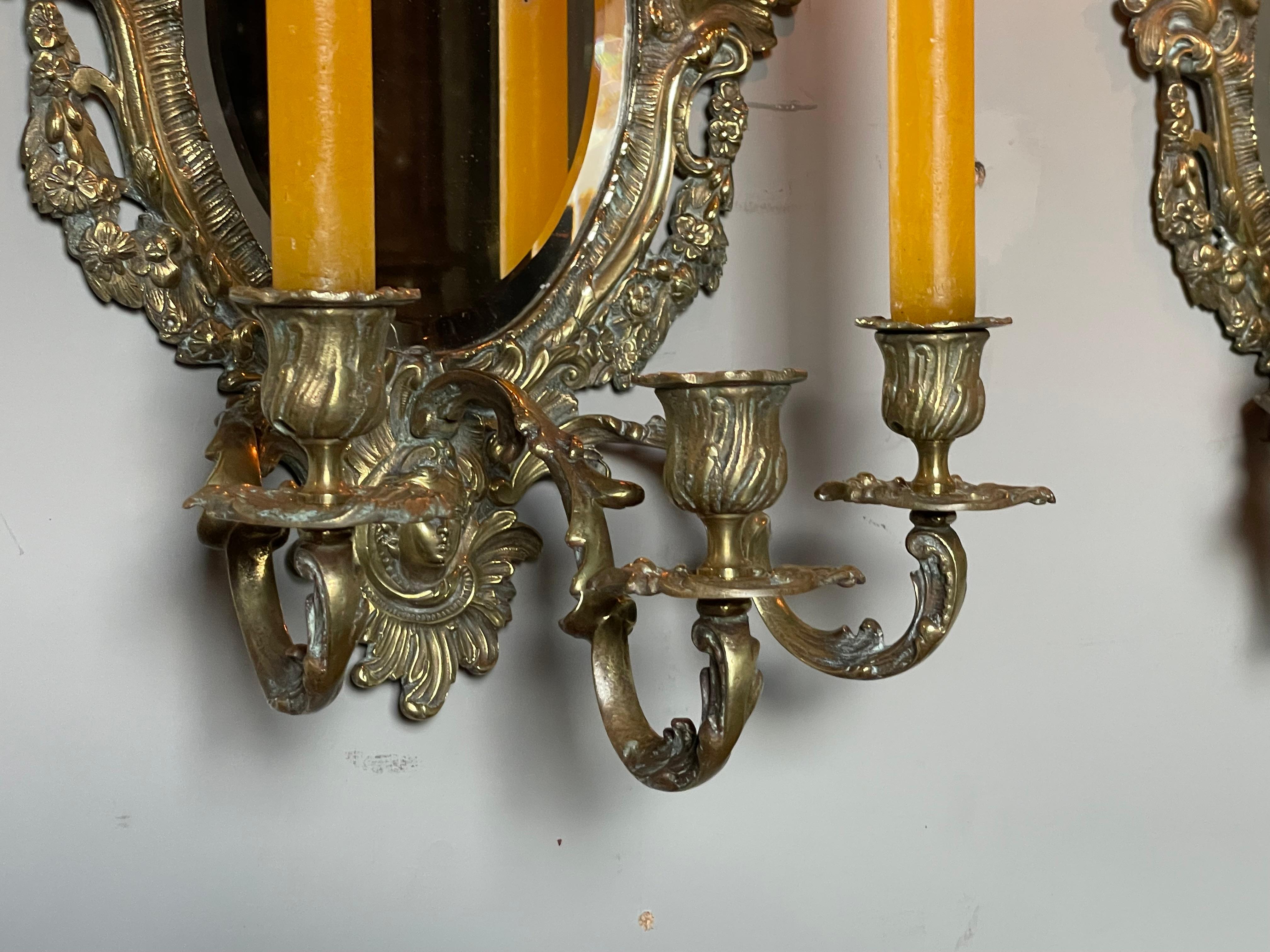 Paire de candélabres muraux anciens en bronze. Miroirs biseautés et masque de déesses en vente 7