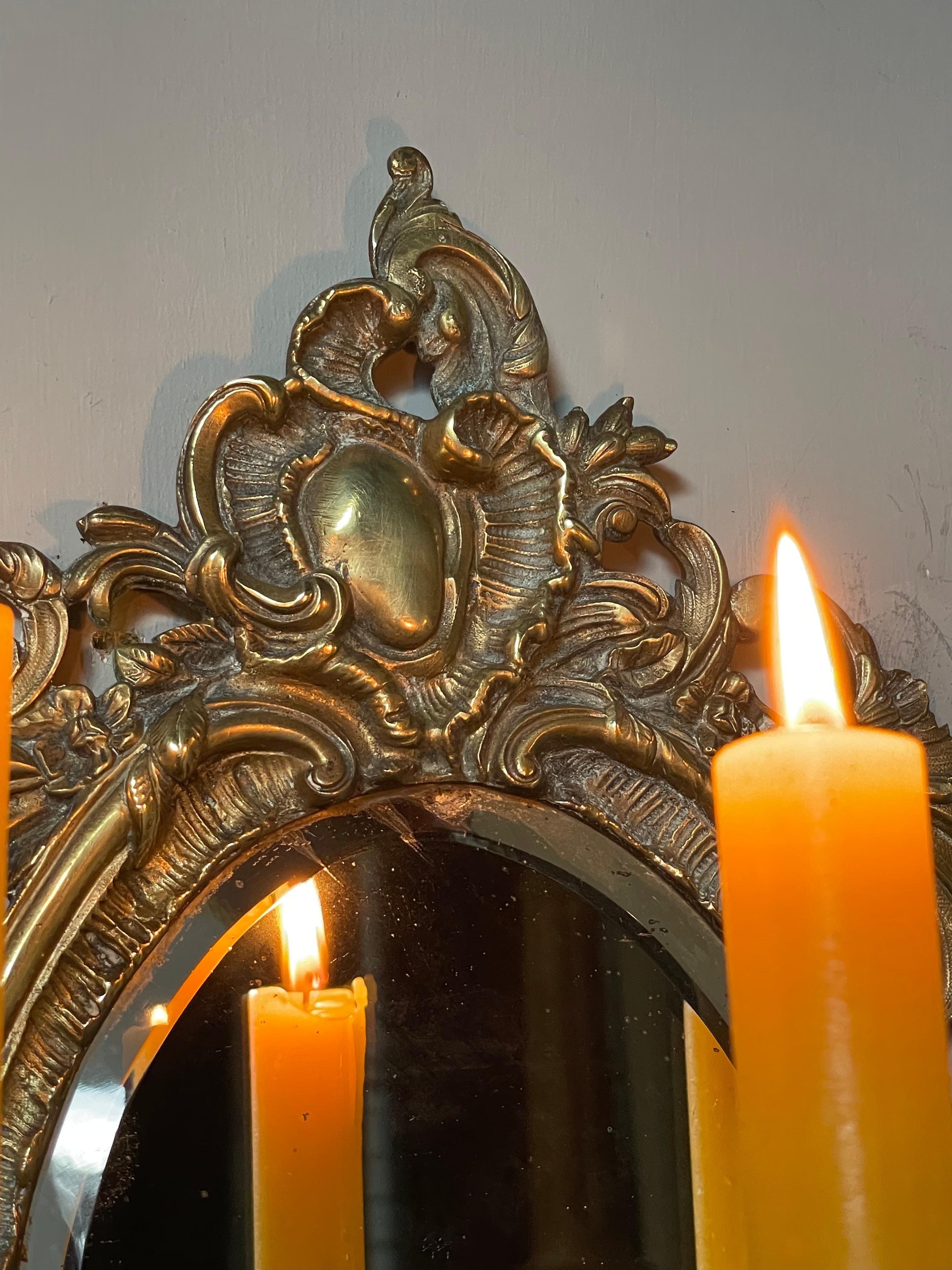 Paire de candélabres muraux anciens en bronze. Miroirs biseautés et masque de déesses en vente 12