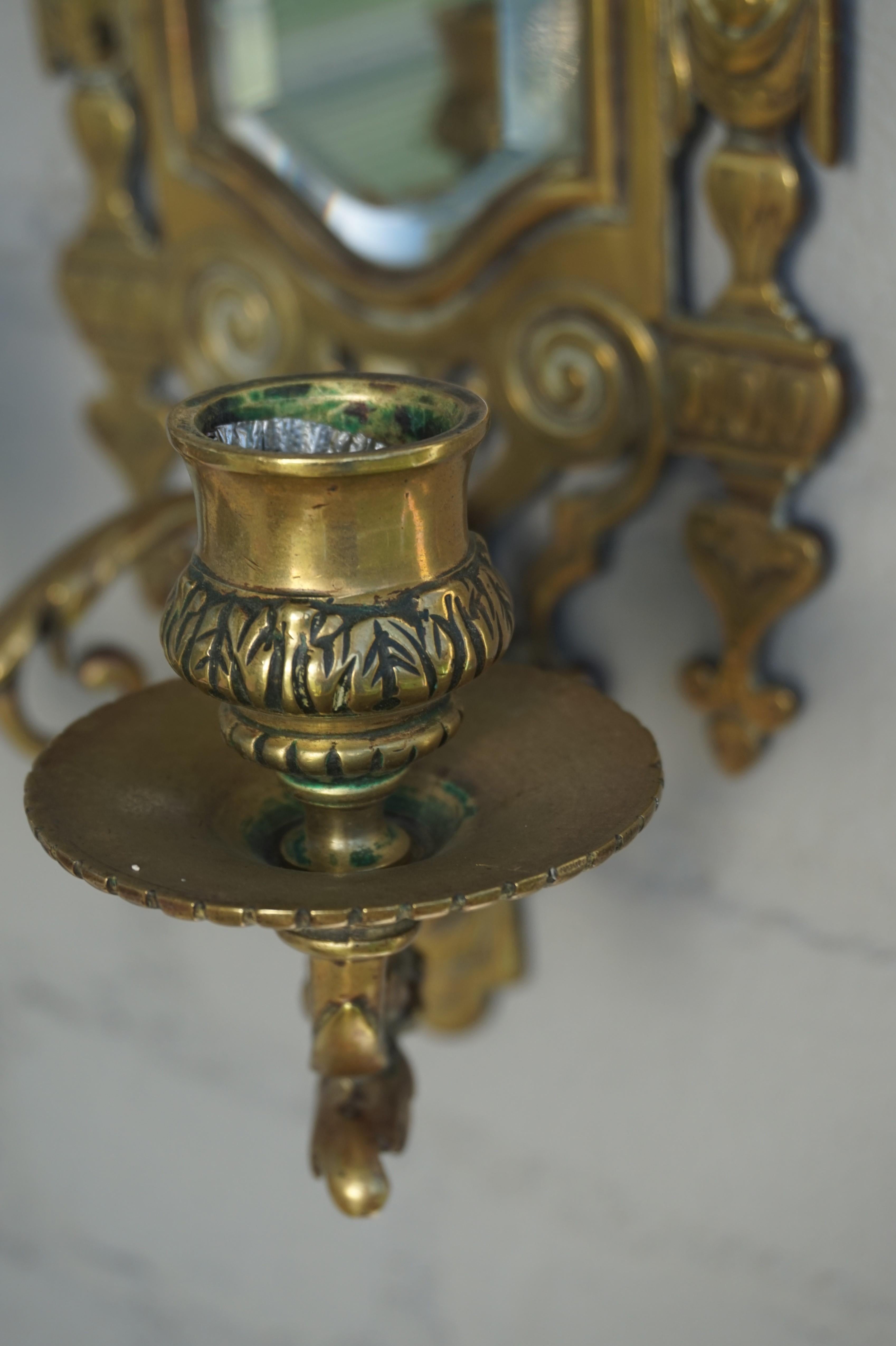 Paire de chandeliers muraux en bronze avec miroirs et griffons en vente 1