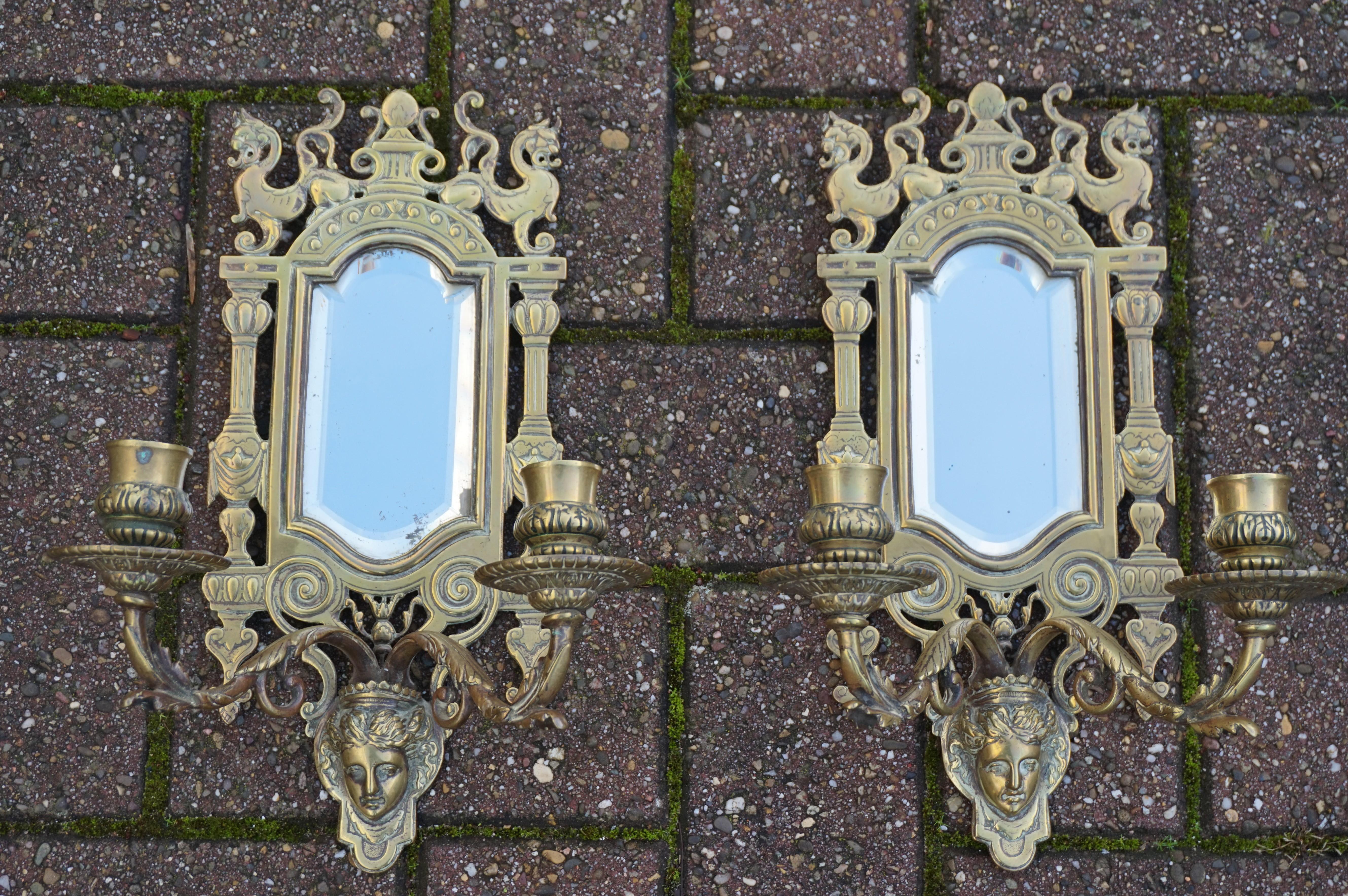 Paire de chandeliers muraux en bronze avec miroirs et griffons en vente 2