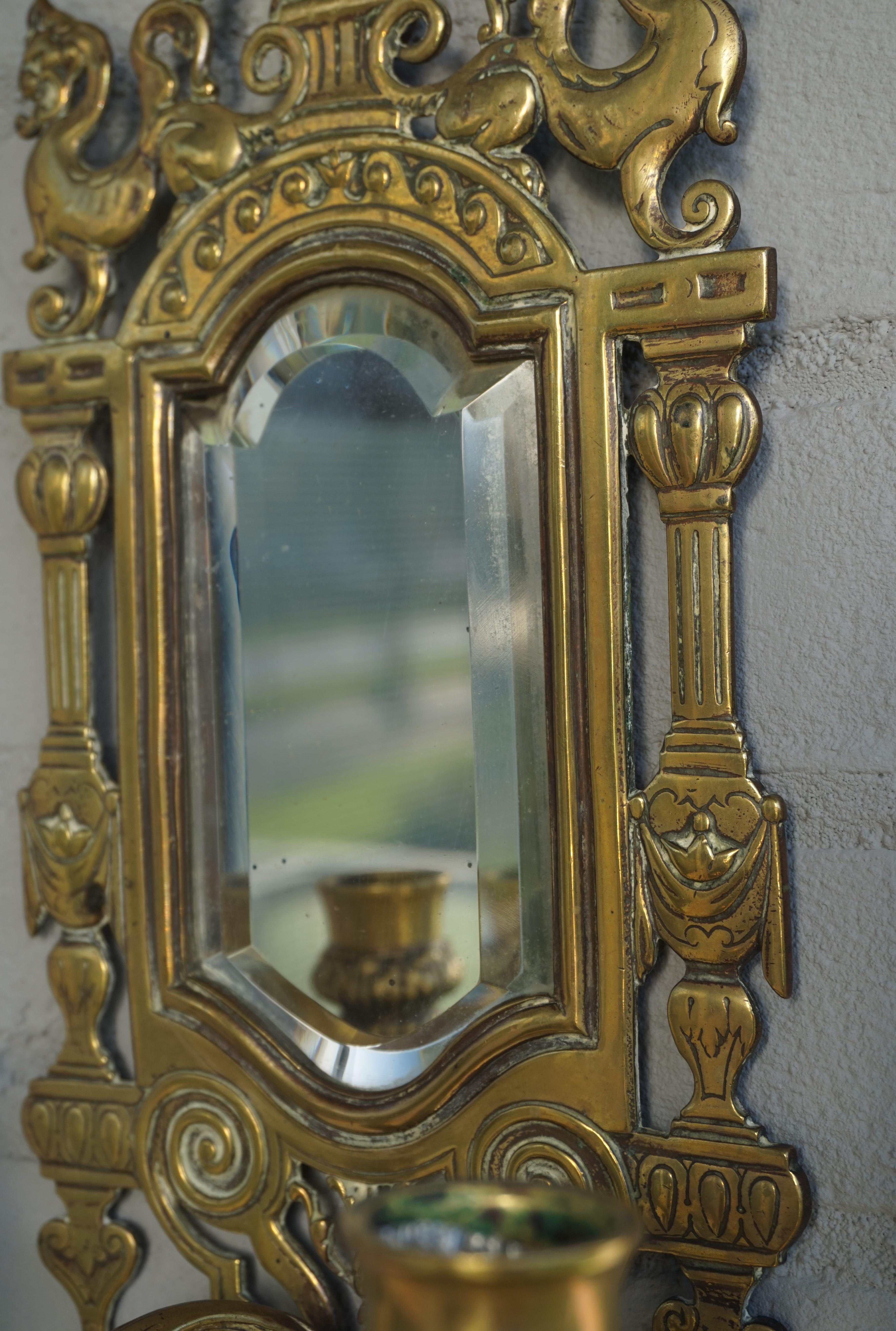 Paire de chandeliers muraux en bronze avec miroirs et griffons en vente 6