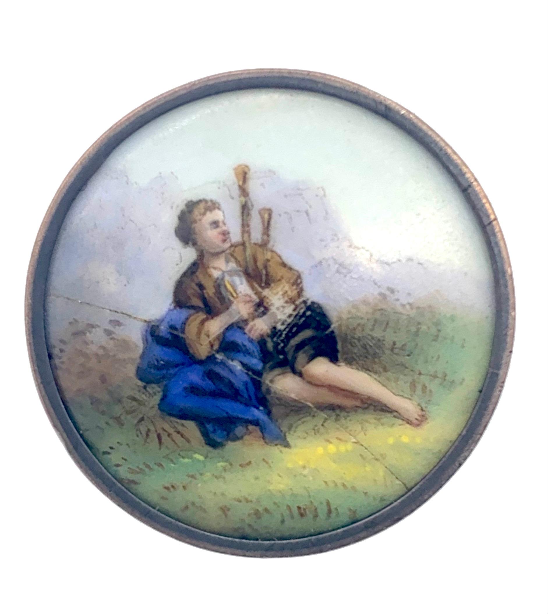 Ces boutons de collection sont fabriqués en porcelaine avec des scènes pastorales imprimées et peintes au milieu du 19e siècle. Un garçon aux pieds nus se repose dans l'herbe en tenant son sac à pipes.
À l'arrière-plan, on aperçoit des buissons et