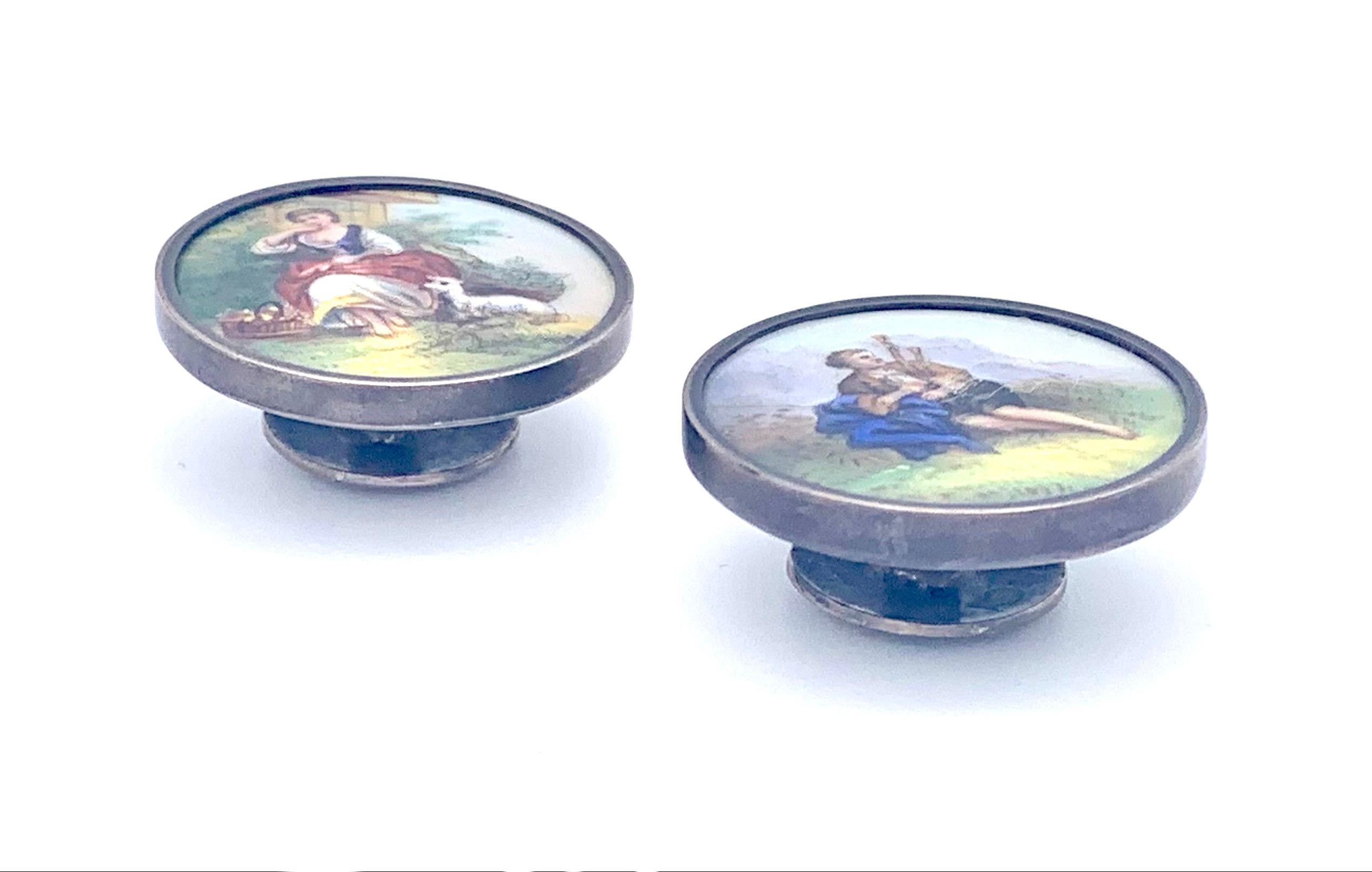 Ancienne paire de boutons de sac Piper Flower Girl Pastural Scenes Silver doré Unisexe en vente