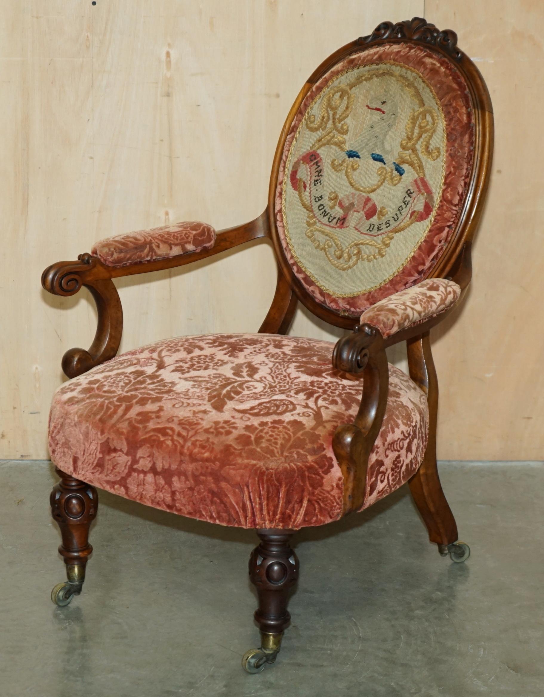 PAR ANTIGUO DE C HINDLEY & SONS ARMORIAL COAT OF ARMS CRESTS FRENCH ARMCHAIRs en venta 8