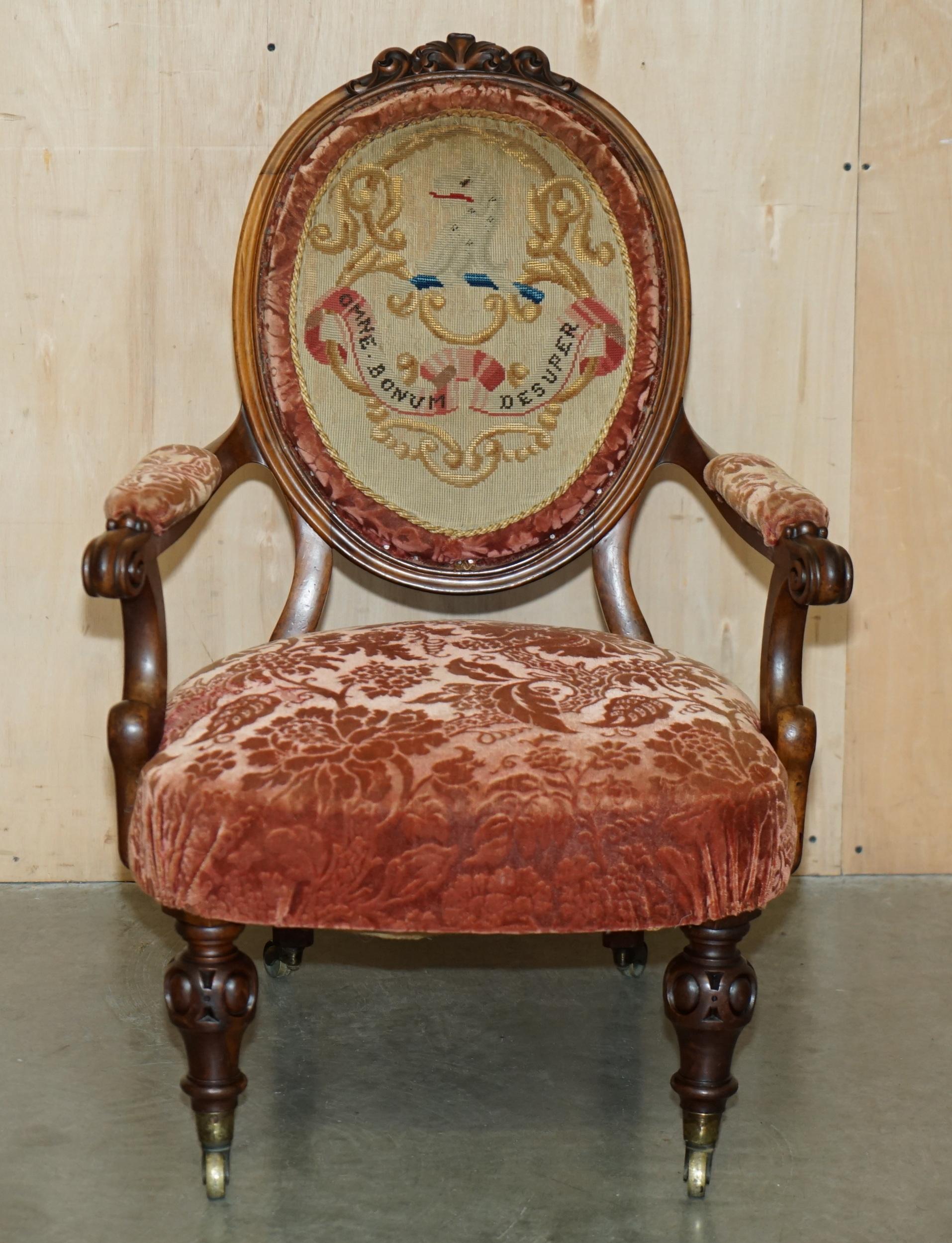 PAR ANTIGUO DE C HINDLEY & SONS ARMORIAL COAT OF ARMS CRESTS FRENCH ARMCHAIRs en venta 9