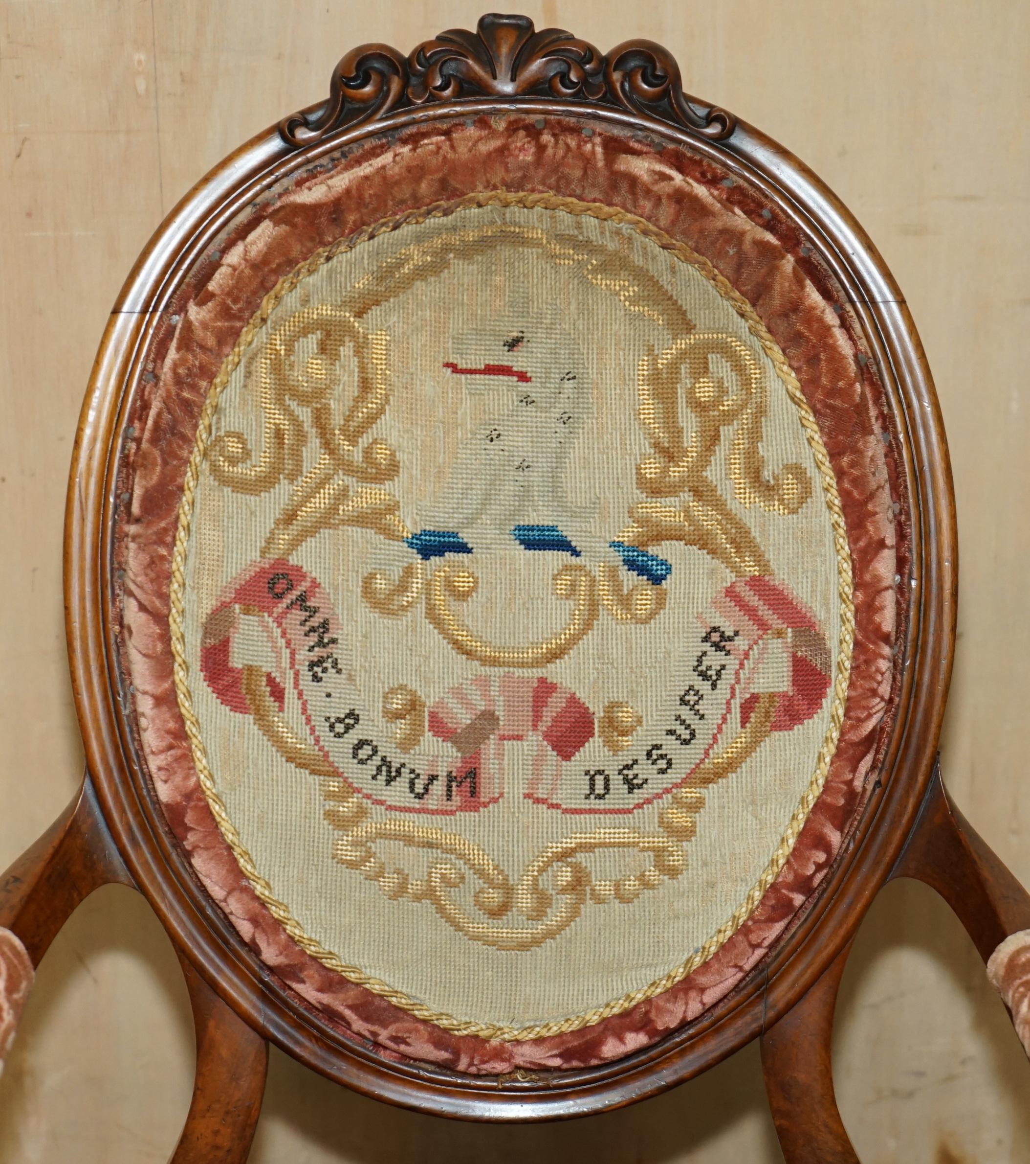 PAR ANTIGUO DE C HINDLEY & SONS ARMORIAL COAT OF ARMS CRESTS FRENCH ARMCHAIRs en venta 10