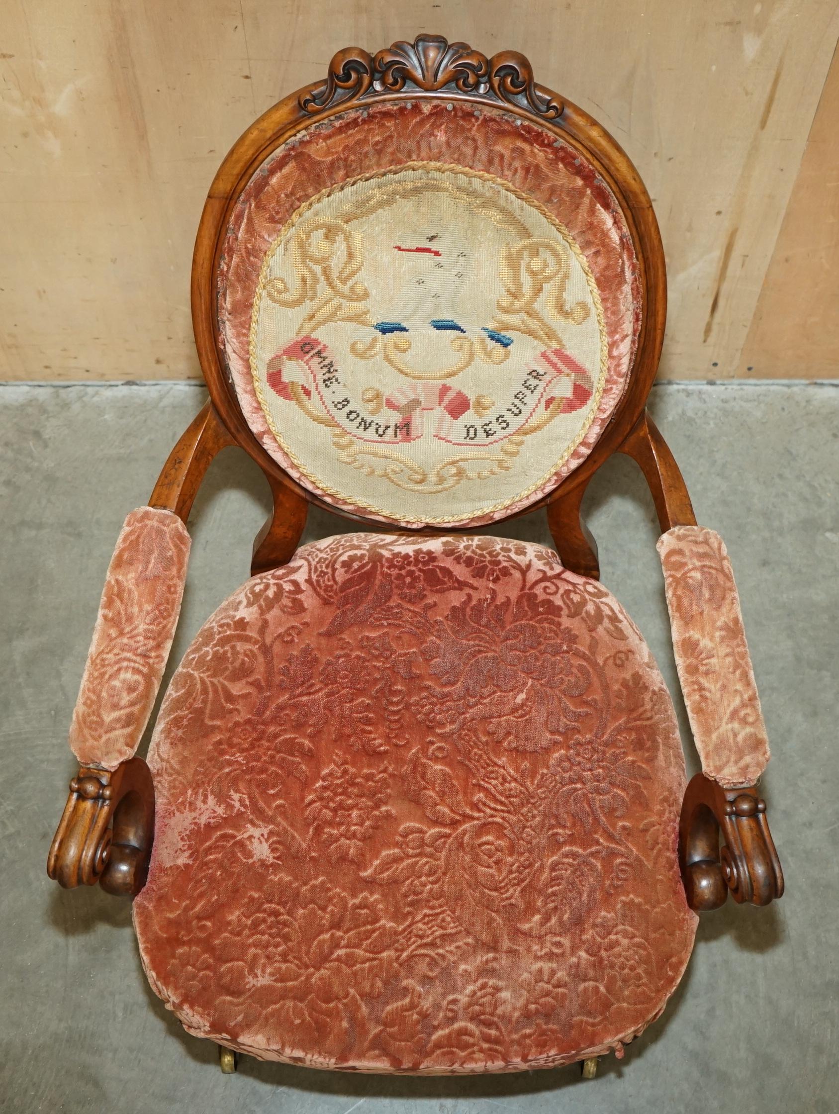 PAR ANTIGUO DE C HINDLEY & SONS ARMORIAL COAT OF ARMS CRESTS FRENCH ARMCHAIRs en venta 11