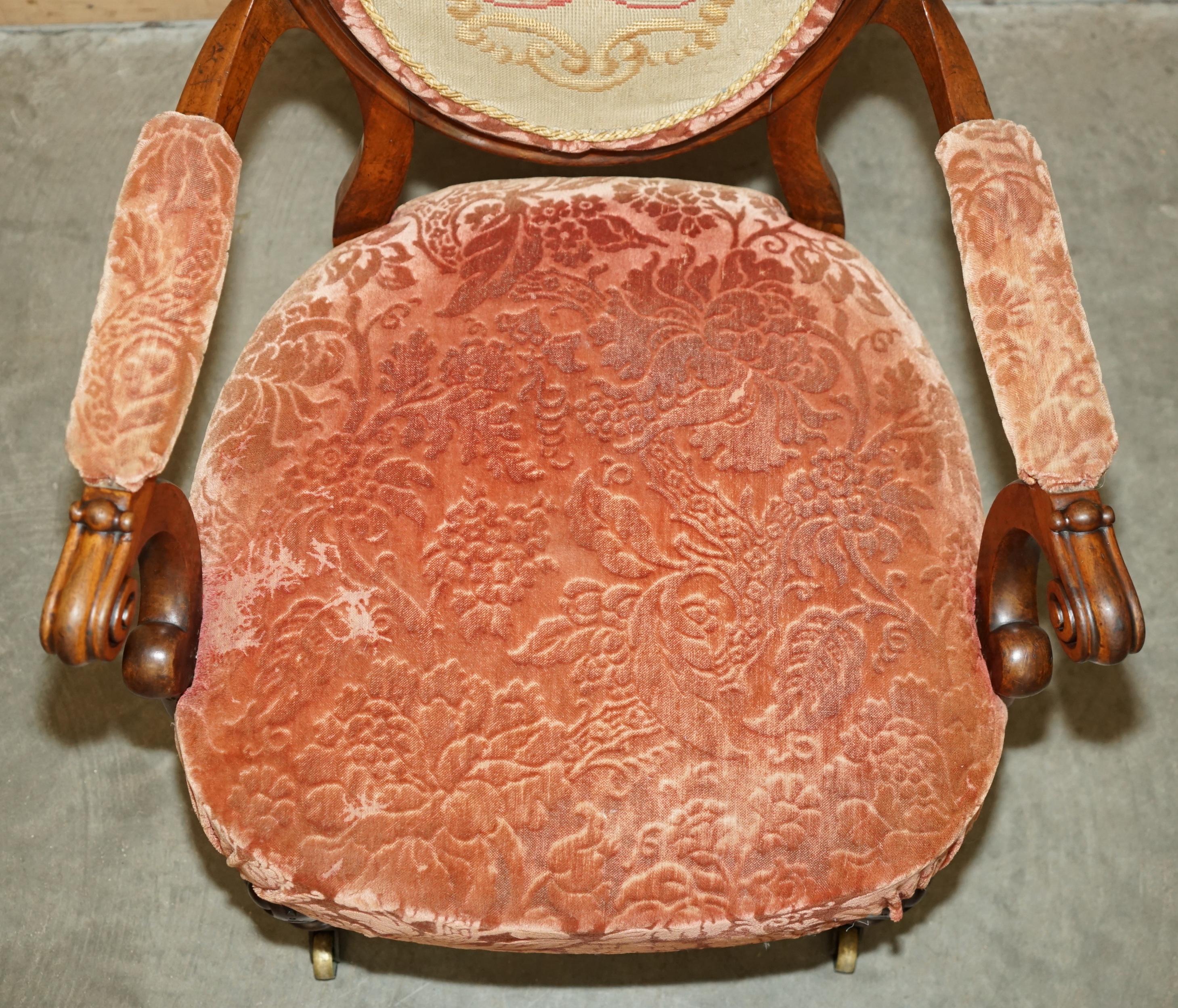 PAR ANTIGUO DE C HINDLEY & SONS ARMORIAL COAT OF ARMS CRESTS FRENCH ARMCHAIRs en venta 12