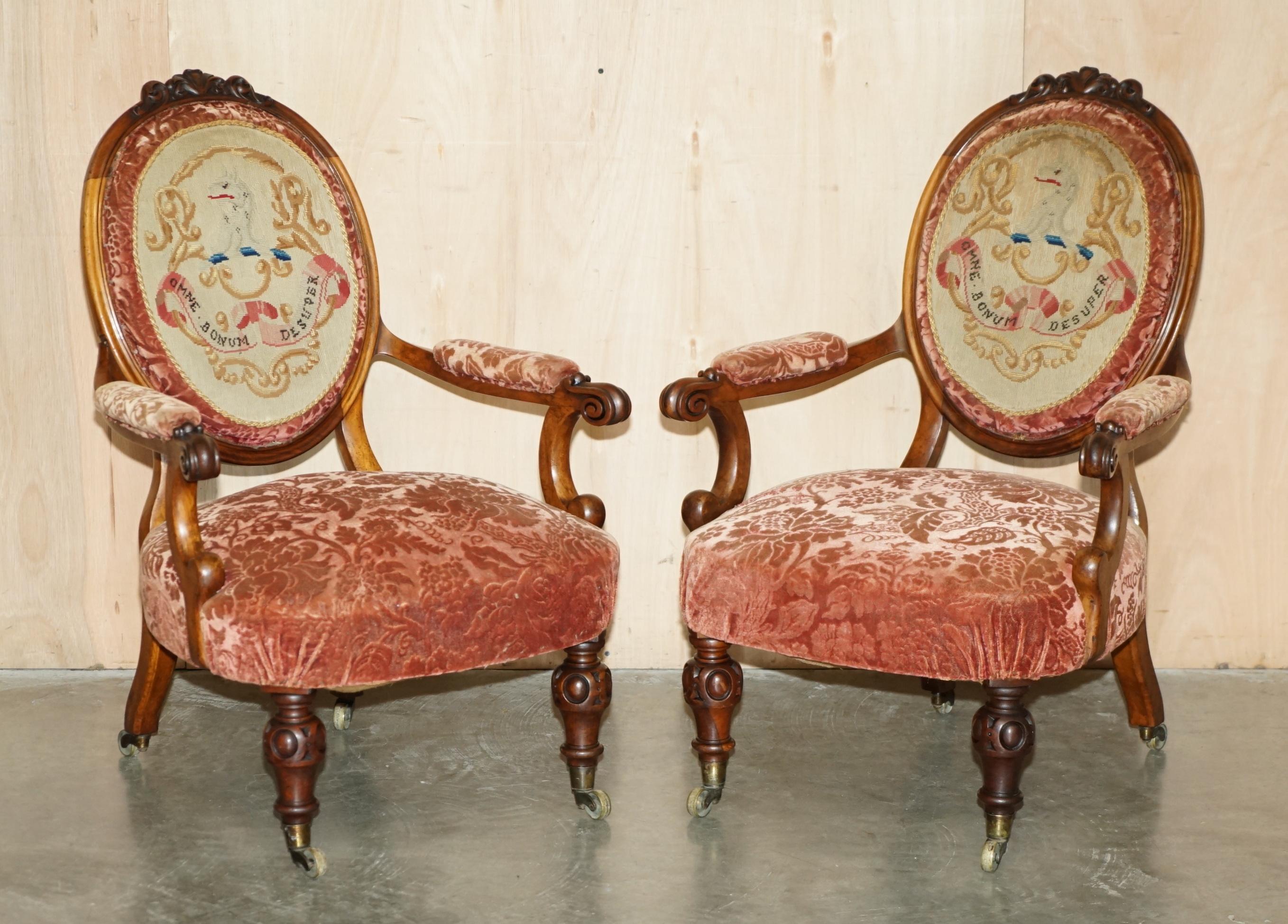 PAR ANTIGUO DE C HINDLEY & SONS ARMORIAL COAT OF ARMS CRESTS FRENCH ARMCHAIRs Victoriano temprano en venta