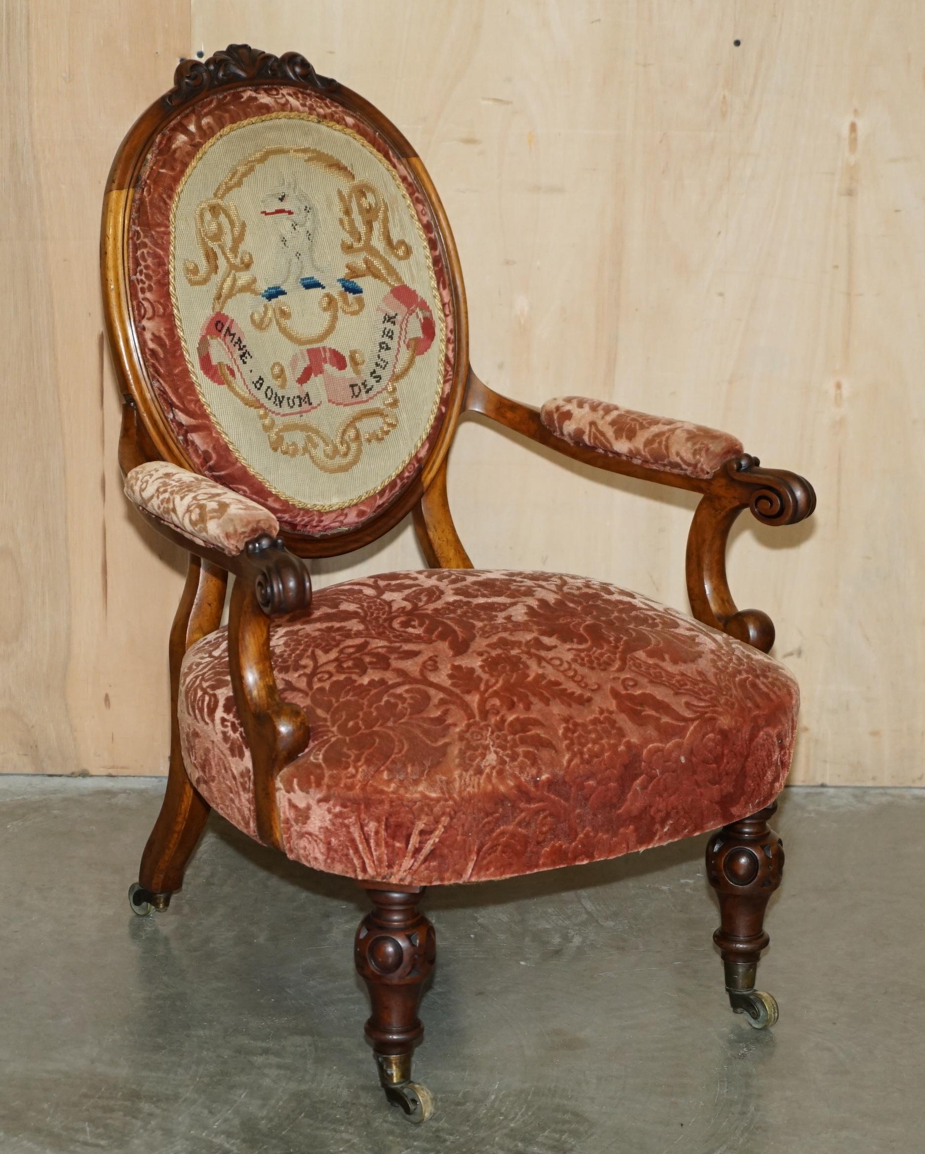 PAR ANTIGUO DE C HINDLEY & SONS ARMORIAL COAT OF ARMS CRESTS FRENCH ARMCHAIRs Inglés en venta