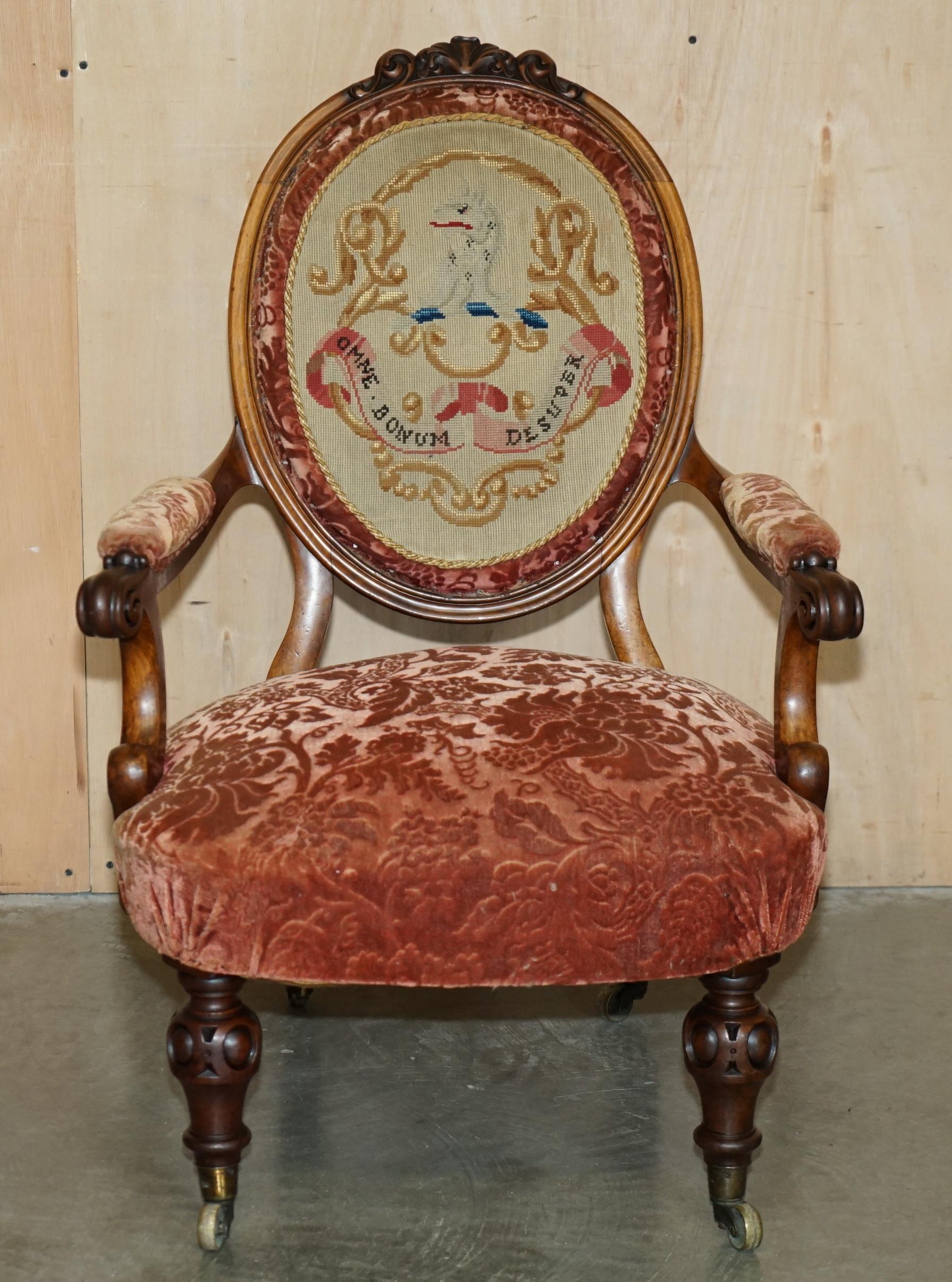 PAR ANTIGUO DE C HINDLEY & SONS ARMORIAL COAT OF ARMS CRESTS FRENCH ARMCHAIRs Hecho a mano en venta