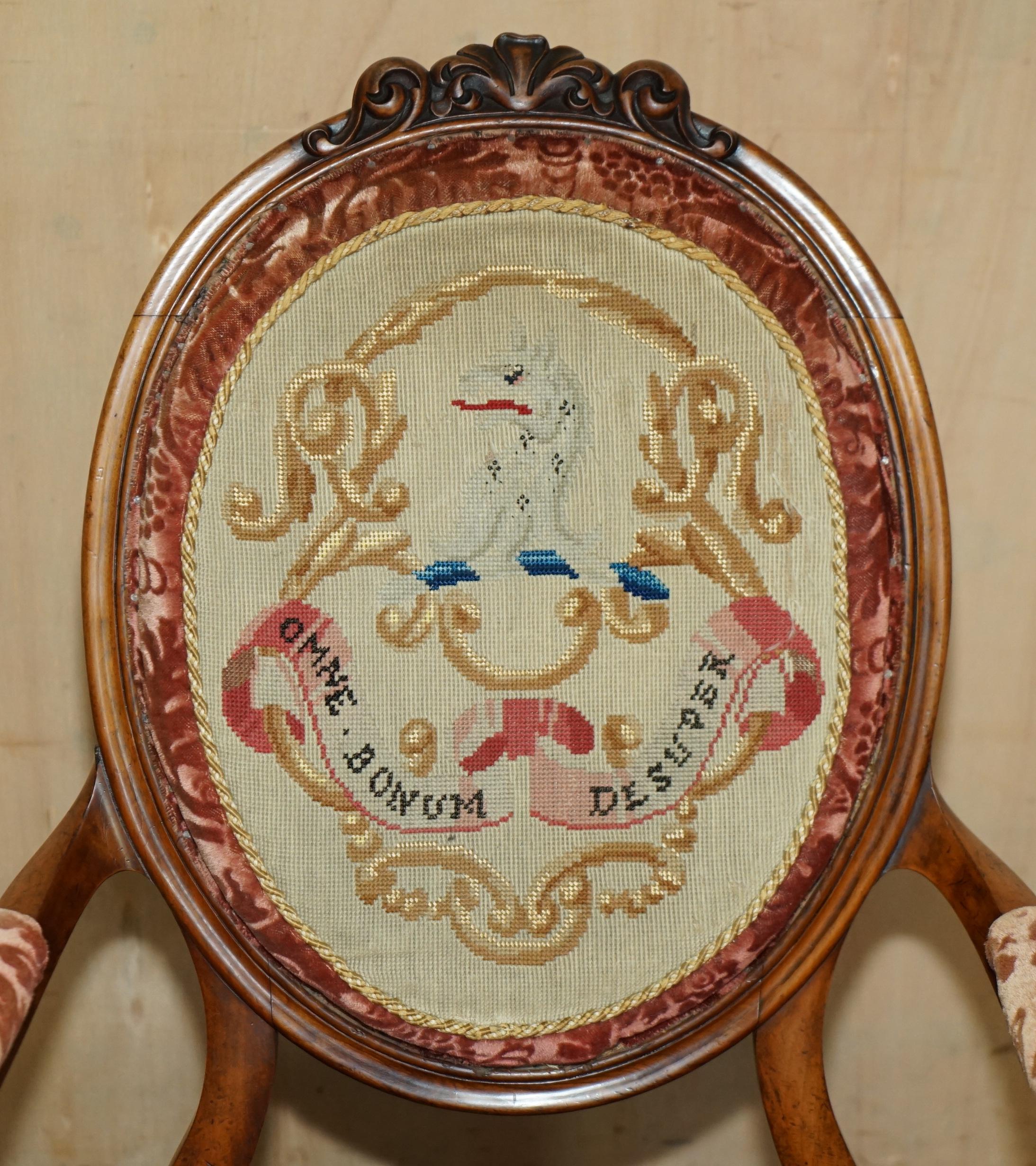 PAR ANTIGUO DE C HINDLEY & SONS ARMORIAL COAT OF ARMS CRESTS FRENCH ARMCHAIRs en Bueno estado para la venta en West Sussex, Pulborough