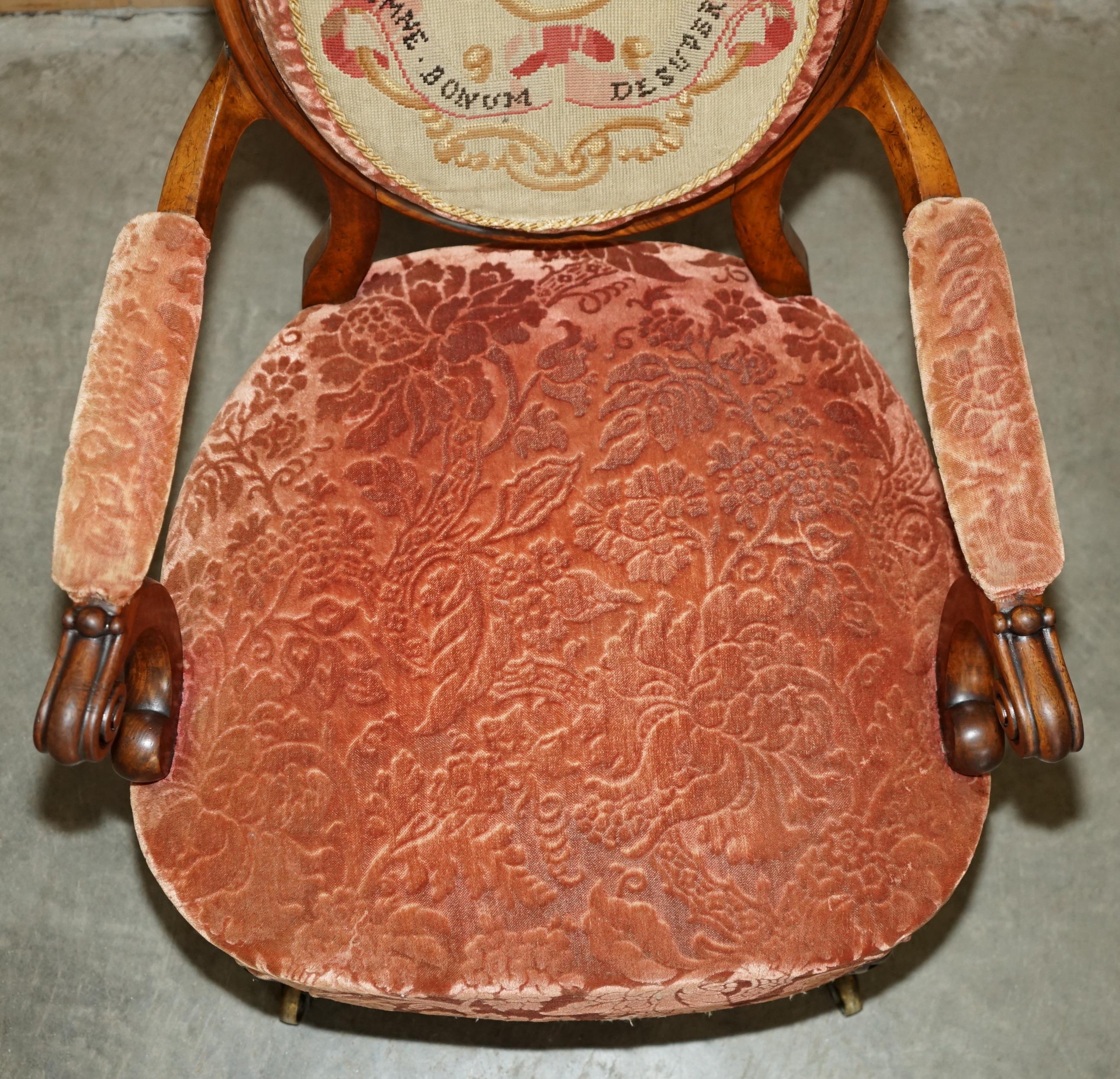 PAR ANTIGUO DE C HINDLEY & SONS ARMORIAL COAT OF ARMS CRESTS FRENCH ARMCHAIRs Mediados del siglo XIX en venta