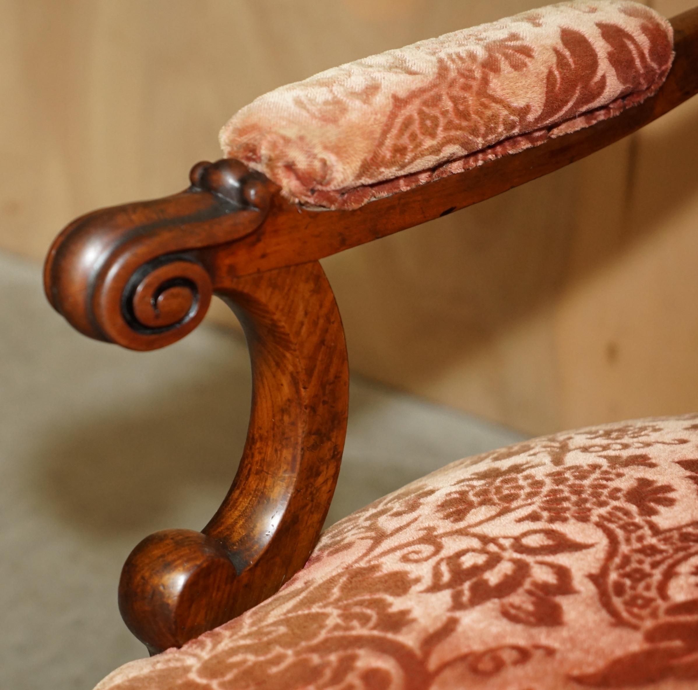 PAR ANTIGUO DE C HINDLEY & SONS ARMORIAL COAT OF ARMS CRESTS FRENCH ARMCHAIRs Tela en venta