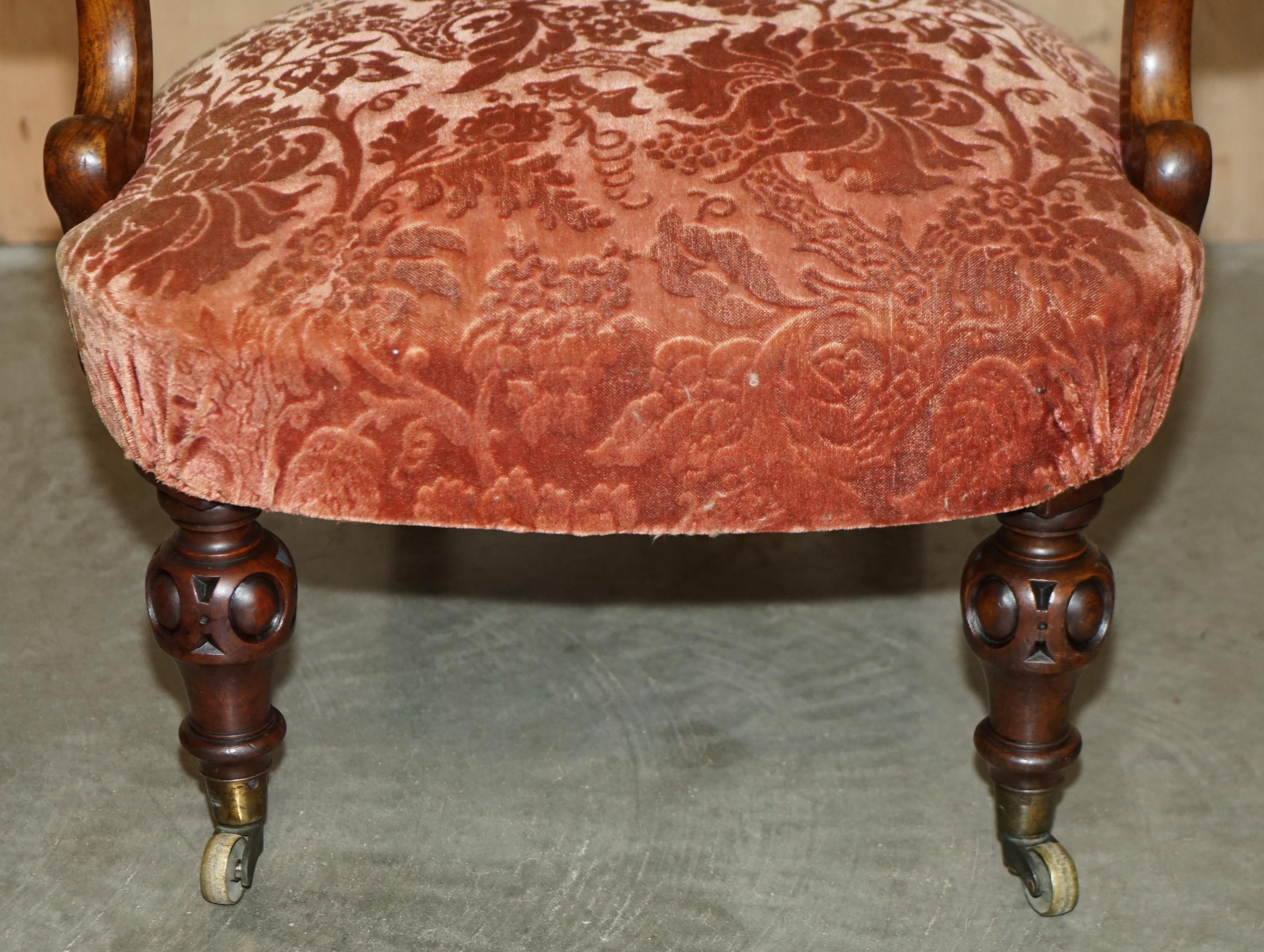 PAR ANTIGUO DE C HINDLEY & SONS ARMORIAL COAT OF ARMS CRESTS FRENCH ARMCHAIRs en venta 1