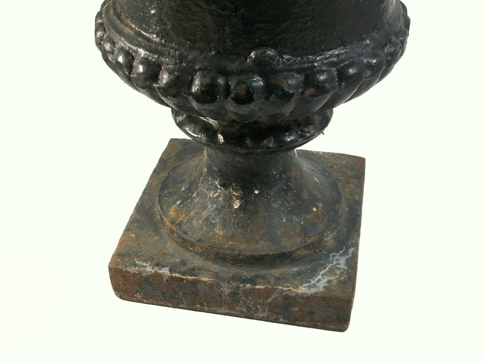 Antique Pair of Campagna Form Cast Iron Garden Urns, U.S., Late 19th Century In Good Condition For Sale In Chatham, ON